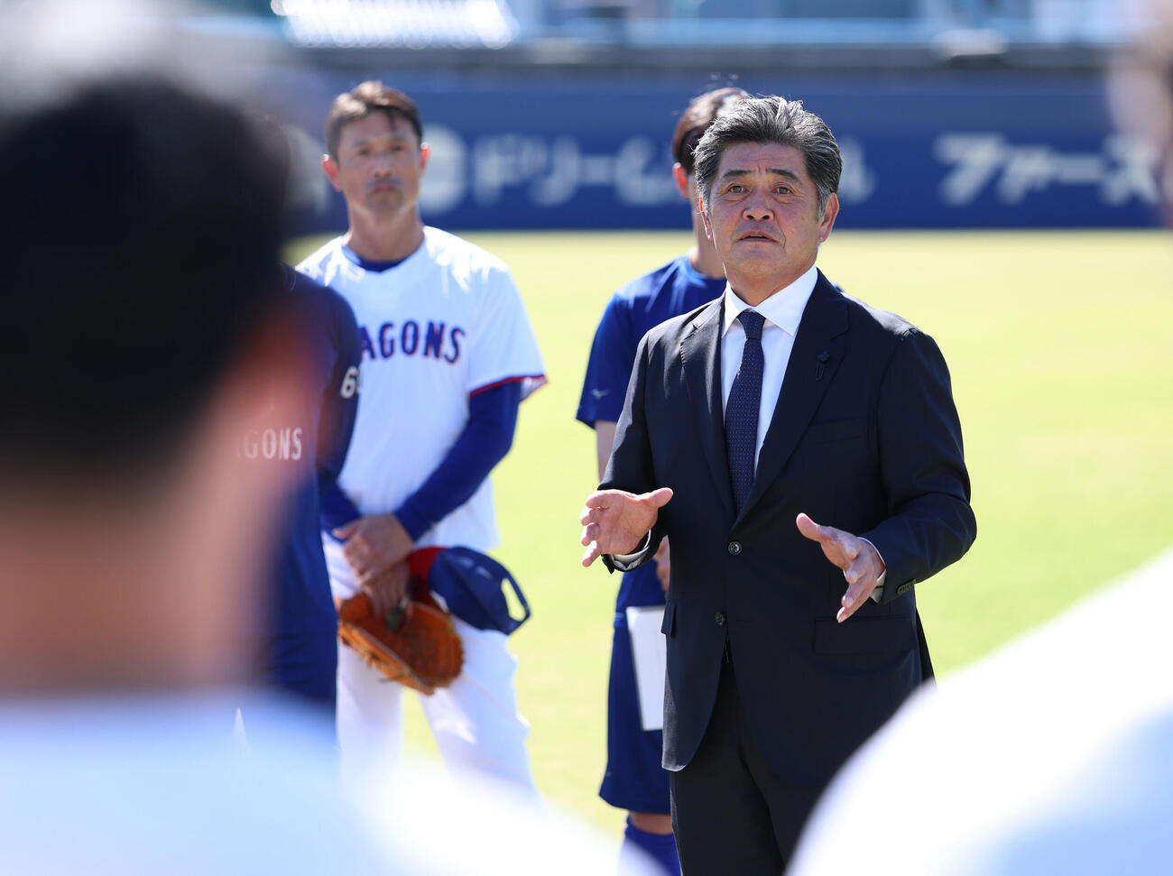 就任会見後、秋季練習の行われるナゴヤ球場へ移動しナインに話をする中日工藤公康監督