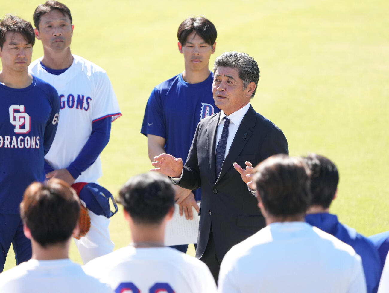 会見後、ナゴヤ球場へ移動し秋季練習中のナインにあいさつをする中日工藤公康監督（撮影・森本幸一）