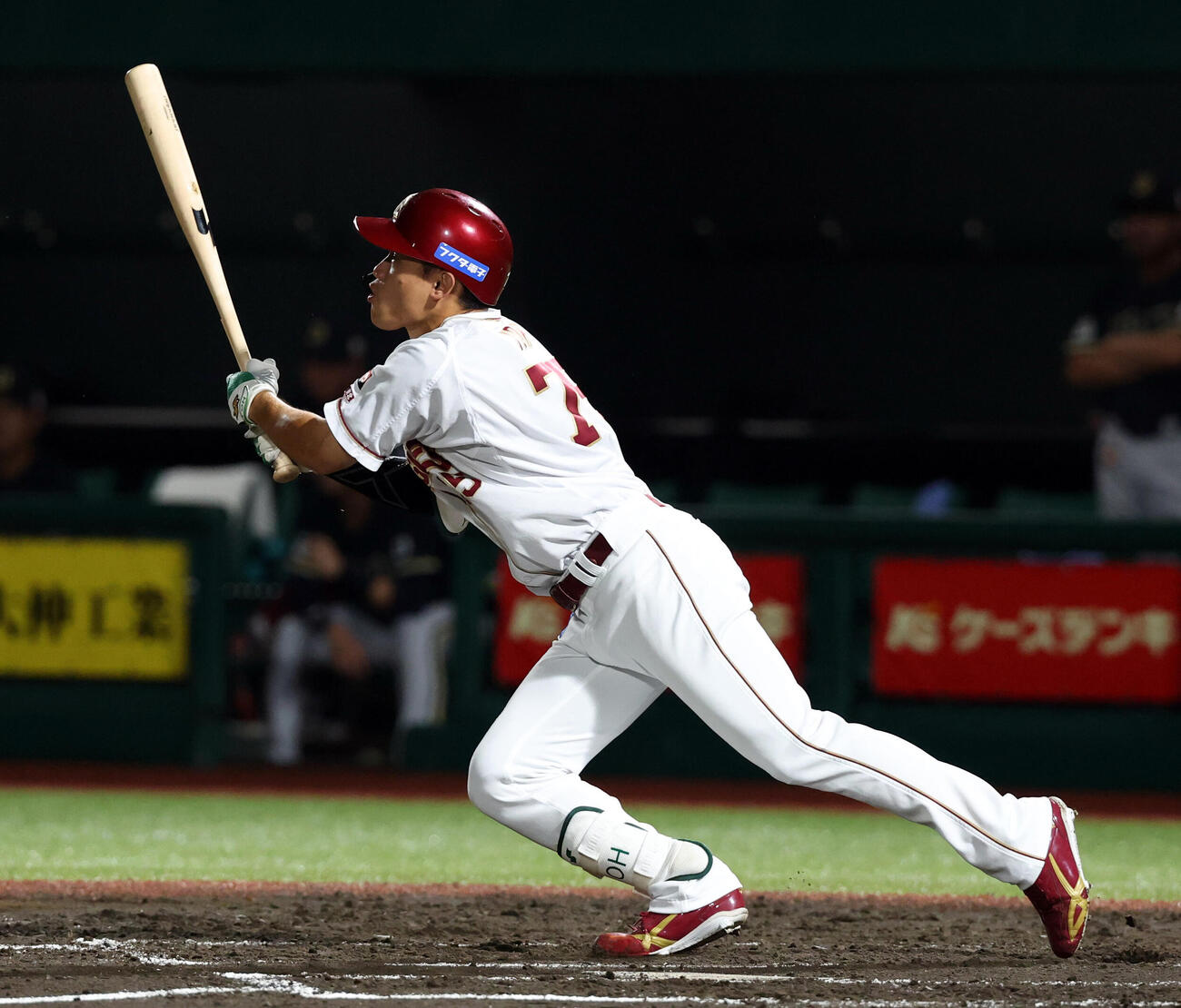 26年9月2日　楽天対オリックス　3回裏楽天無死一塁、陽柏翔は右前打を放つ（撮影・浅見桂子）