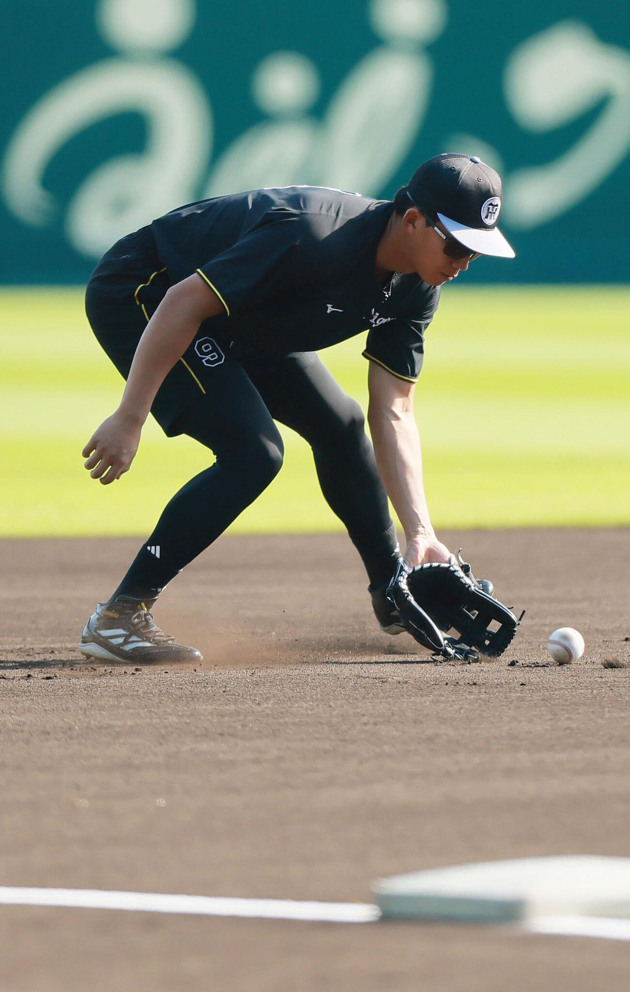 阪神対DeNA　試合前の練習で三塁ノックを受ける阪神立石正広（撮影・上山淳一）