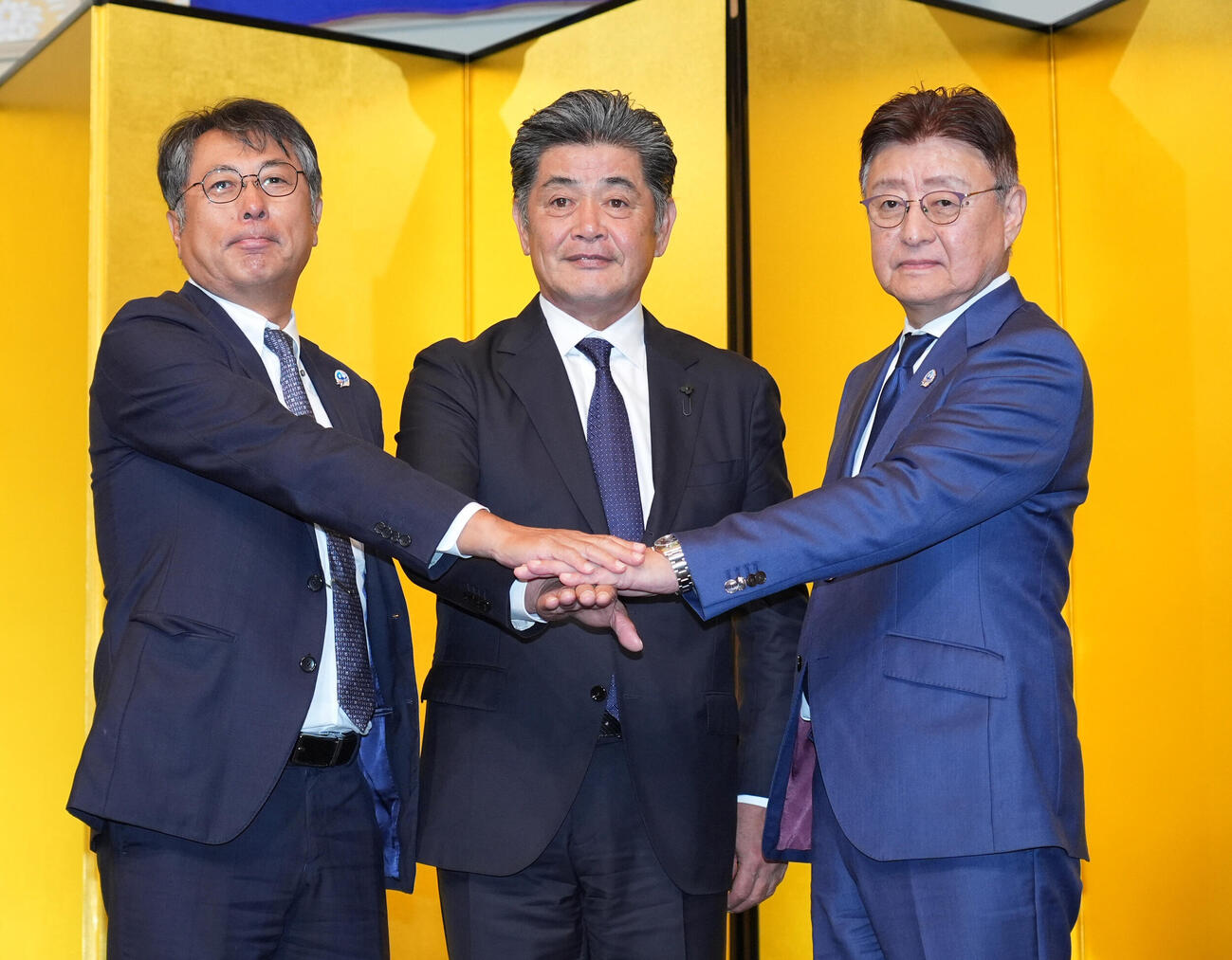 就任会見後のフォトセッションに応じる左から中日大島宇一郎オーナー、工藤公康新監督、加藤宏幸球団社長（撮影・森本幸一）