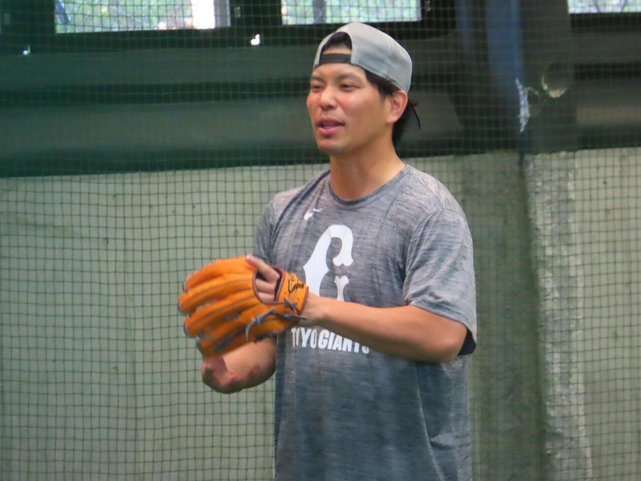 自主練習を行う巨人大城卓三
