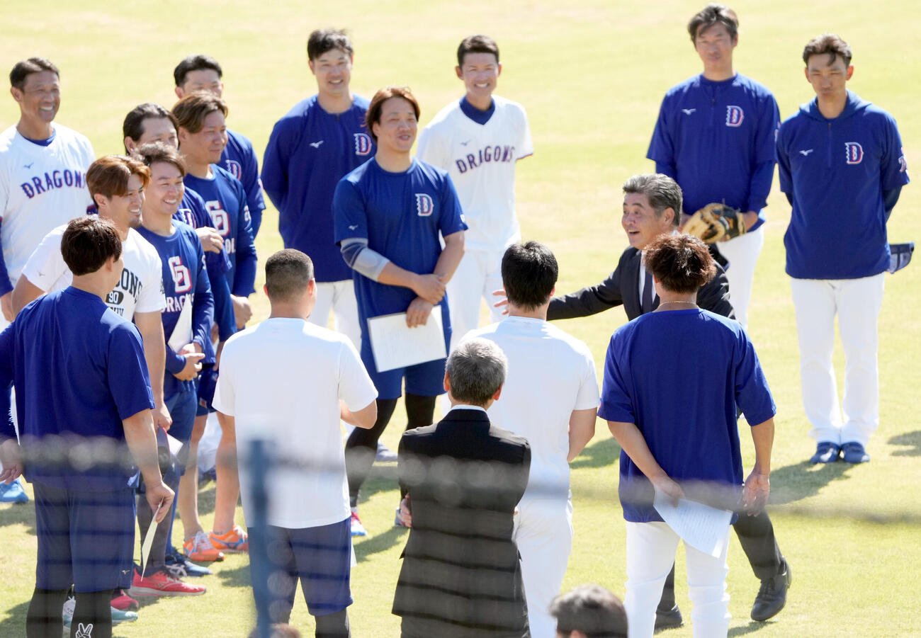 会見後、ナゴヤ球場へ移動しナインと言葉を交わす中日工藤公康監督（右から4人目）（撮影・森本幸一）