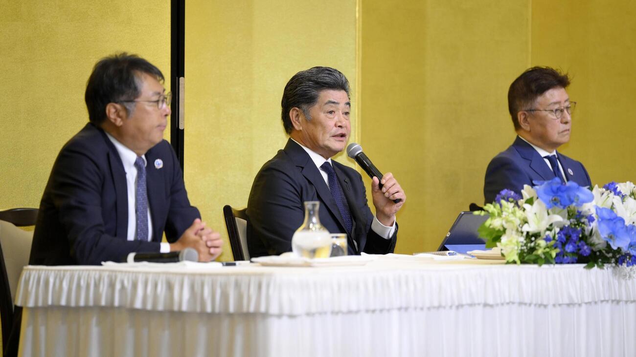 プロ野球中日の新監督に決まり、記者会見する工藤公康氏。左は大島宇一郎オーナー、右は加藤宏幸球団社長＝15日午前、名古屋市