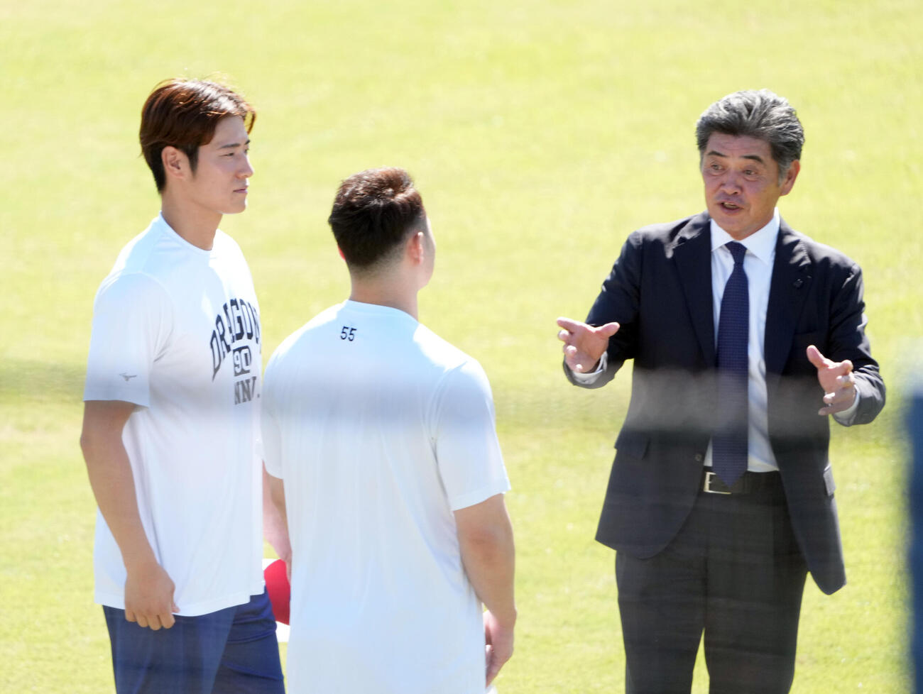 中日工藤公康監督（右）は上林誠知、細川成也らと言葉を交わす（撮影・森本幸一）