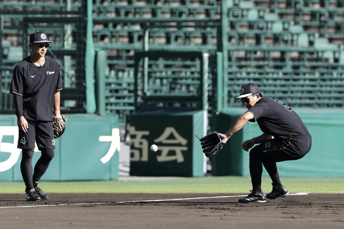 阪神対DeNA　三塁でノックを受ける阪神立石正広（右）。左は熊谷敬宥（撮影・前田充）
