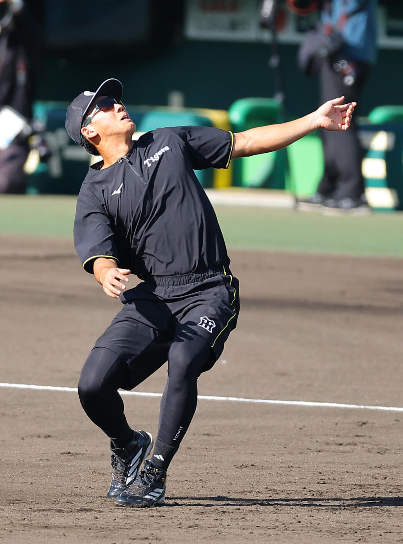 阪神対DeNA　三塁ノックでグラブを飛ばす立石正広（撮影・上田博志）