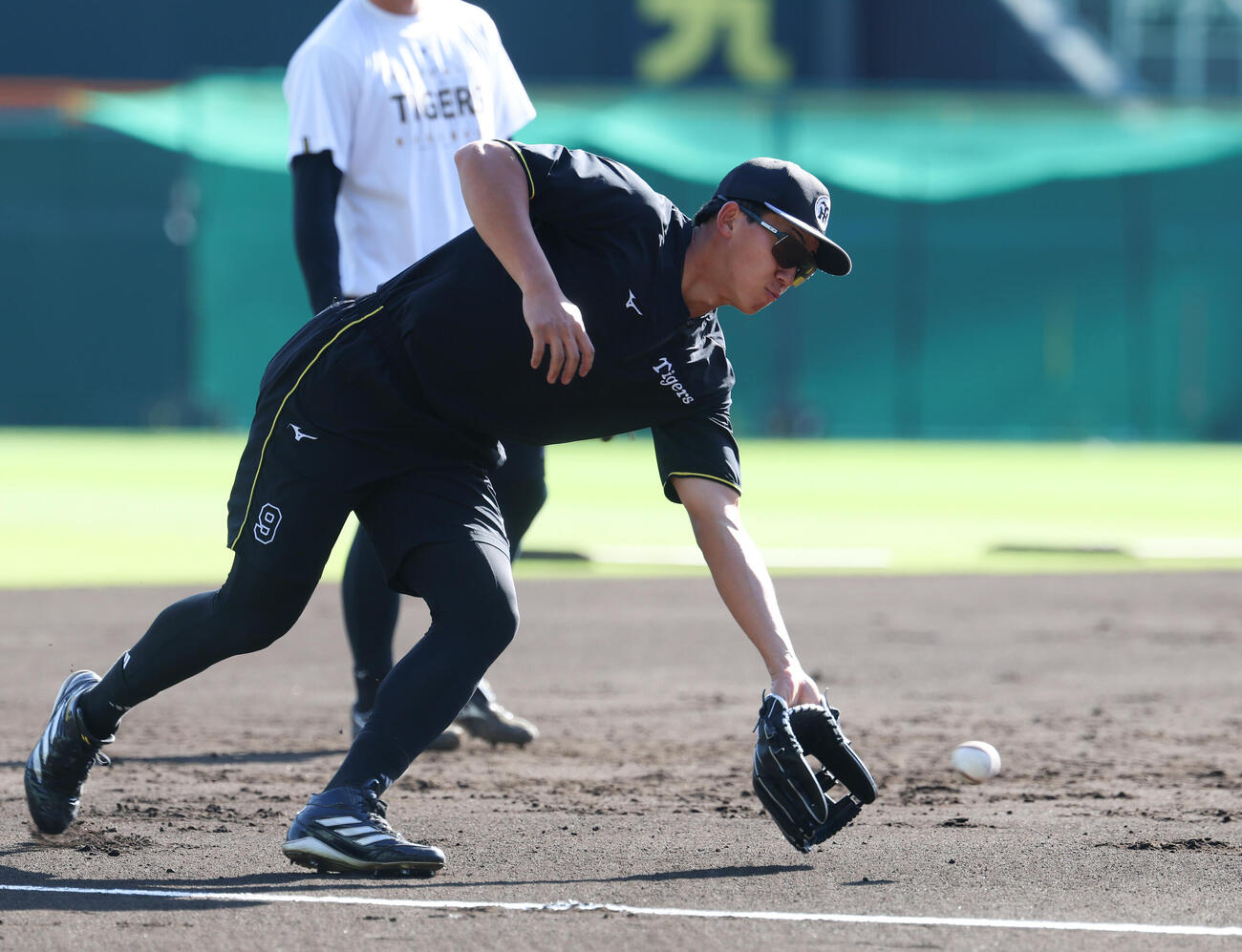 阪神対DeNA　三塁でノックを受ける阪神立石正広（撮影・増田悦実）