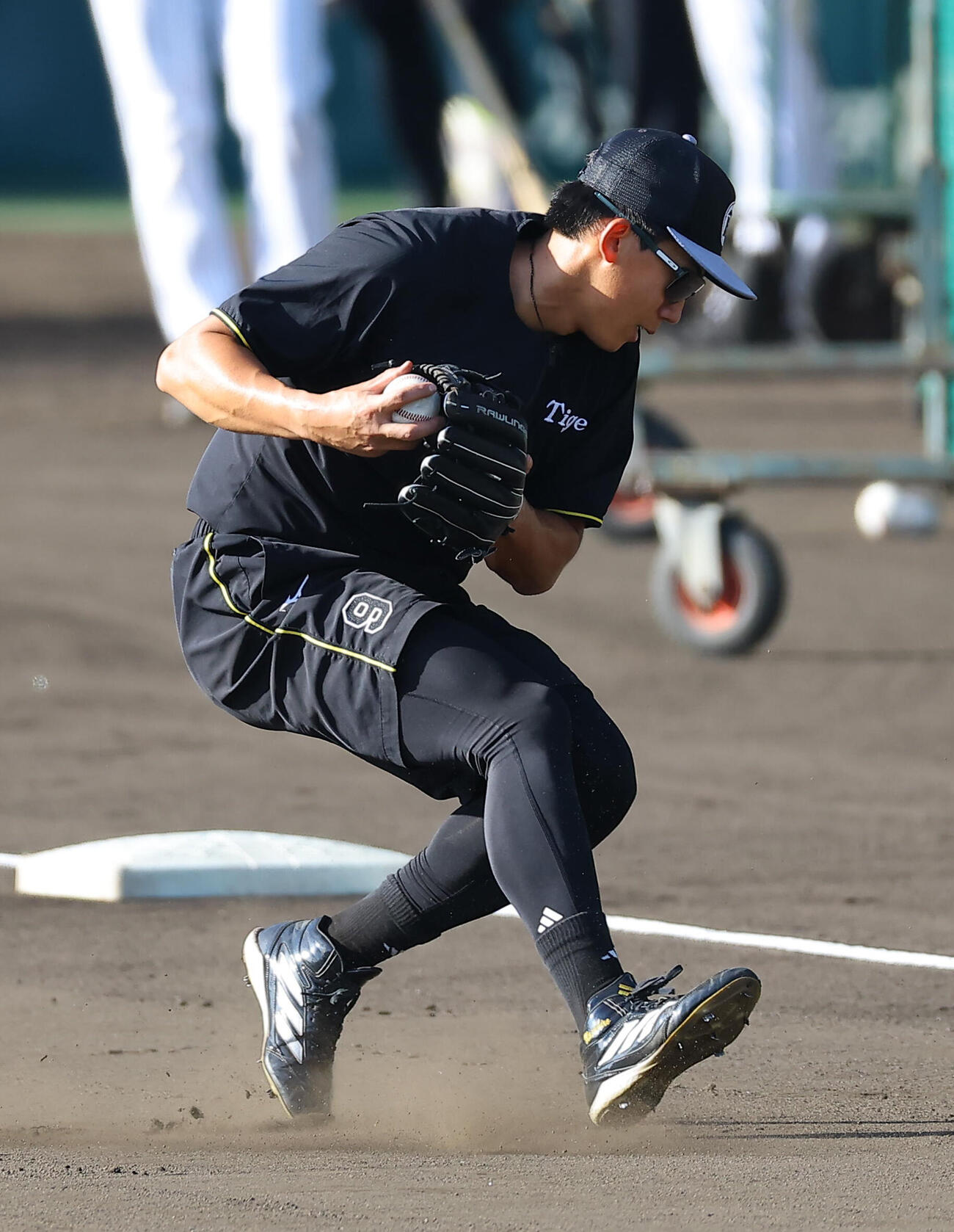 阪神対DeNA　三塁ノックを受ける立石正広（撮影・上田博志）