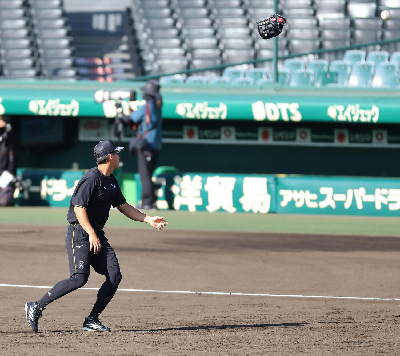 阪神対DeNA　三塁ノックでグラブを飛ばす立石正広（撮影・上田博志）