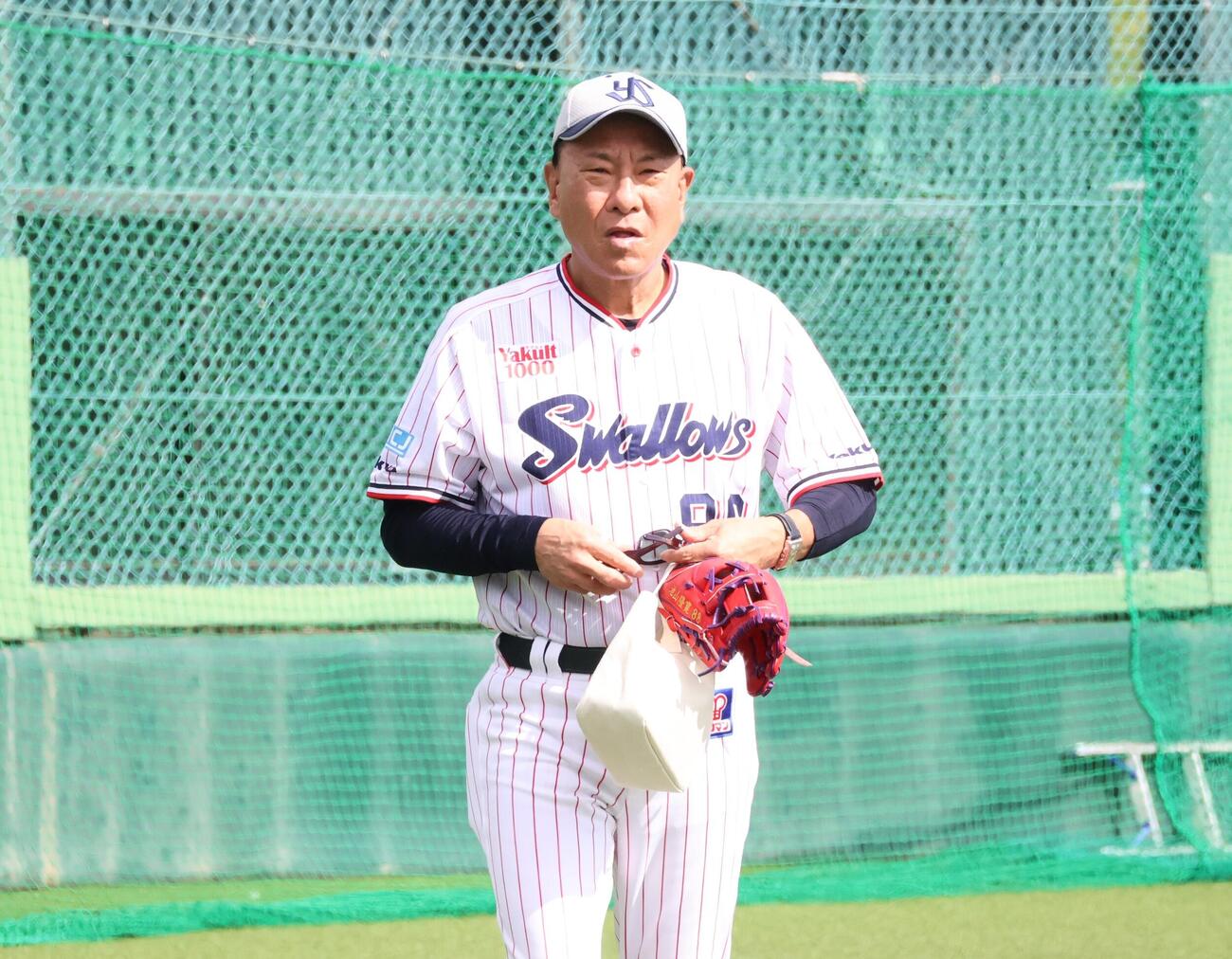 秋季練習初日のヤクルト池山隆寛監督（撮影・塚本光）