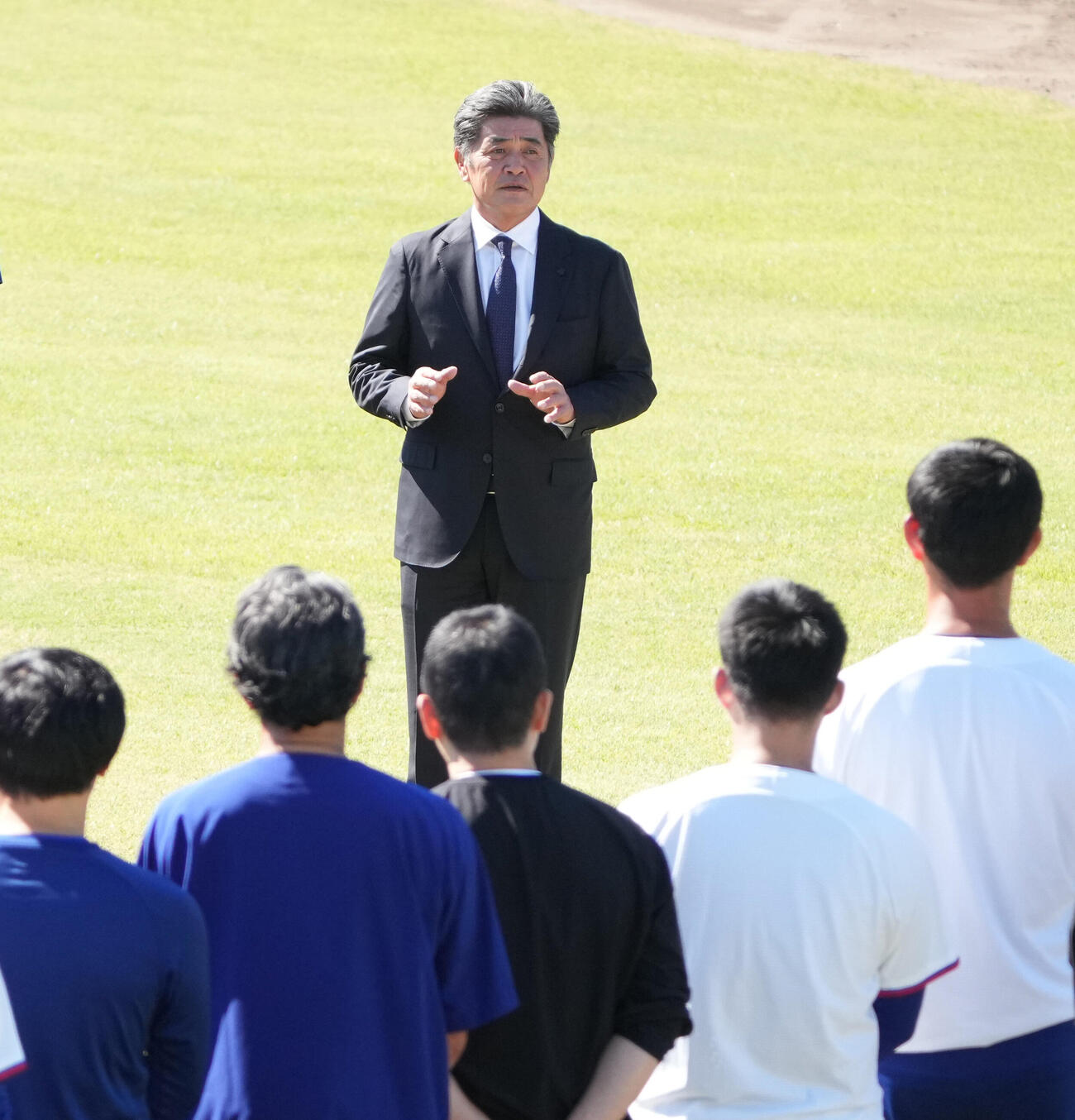 会見後、ナゴヤ球場へ移動し秋季練習中のナインにあいさつをする中日工藤公康監督（撮影・森本幸一）