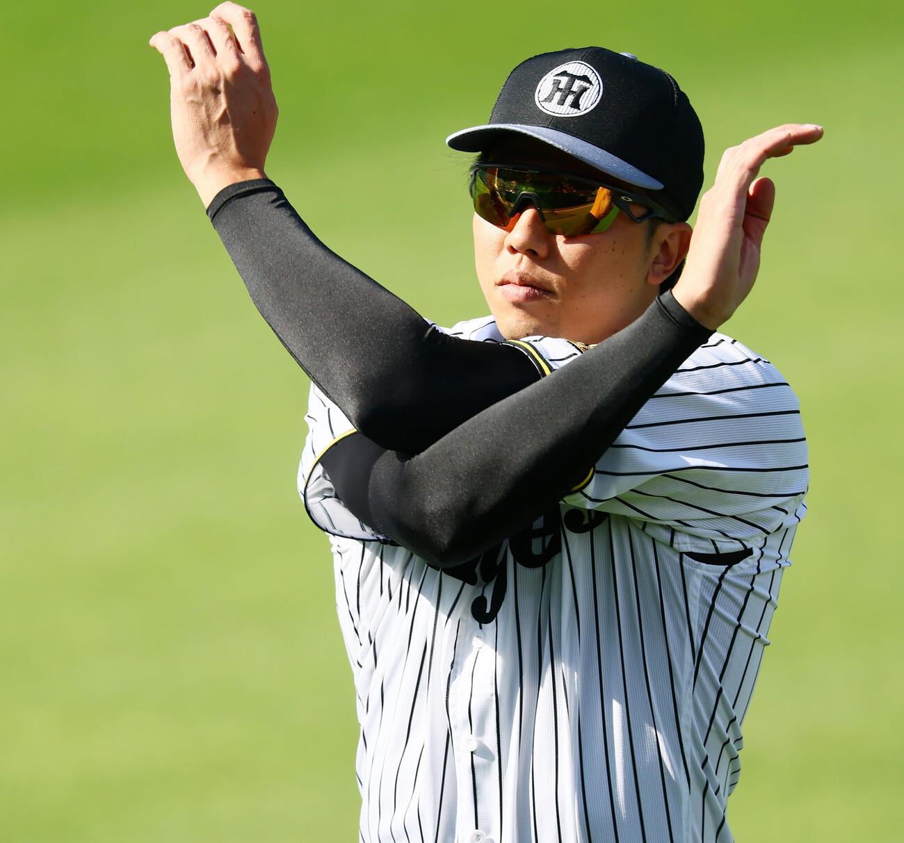 阪神対DeNA　手をクロスさせてウオーミングアップをする阪神才木浩人（撮影・加藤哉）