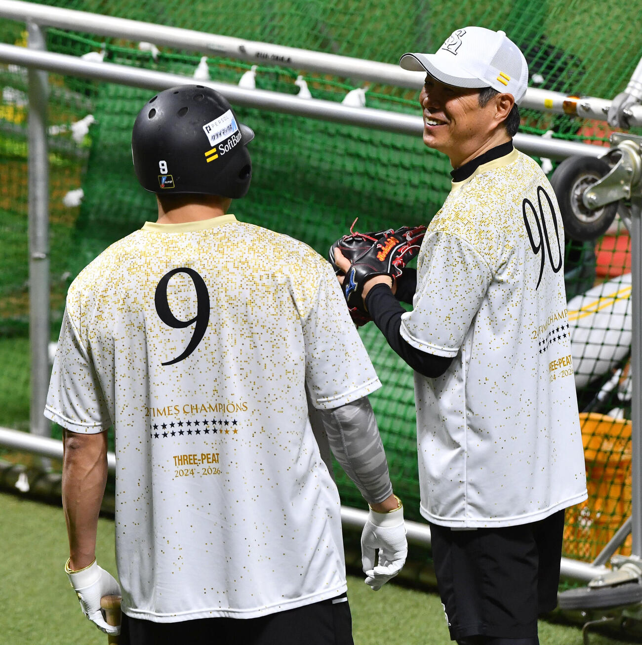 ソフトバンク対日本ハム　試合前、柳田悠岐（左）と話すソフトバンク小久保裕紀監督（撮影・岩下翔太）