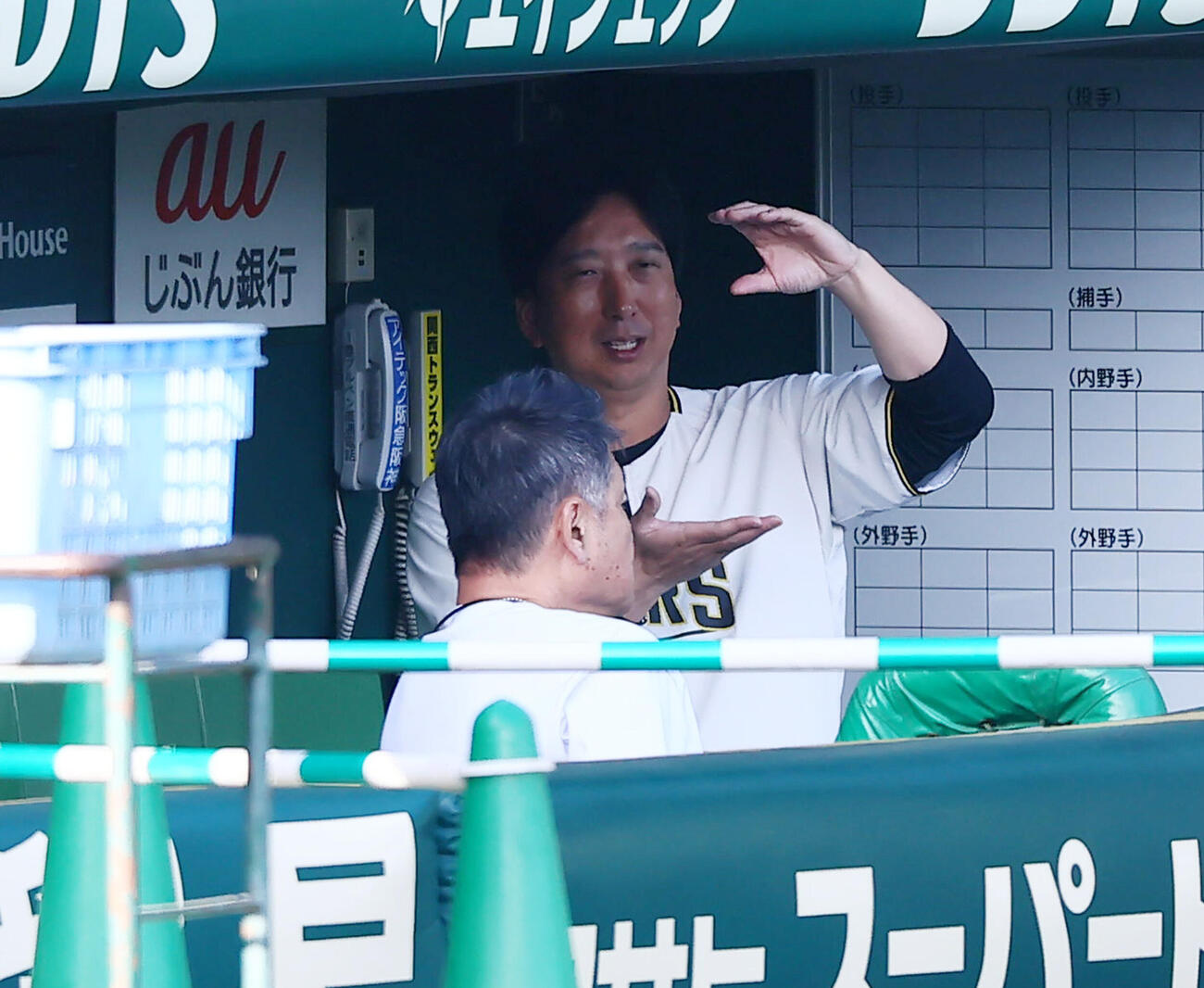 阪神対DeNA　ベンチの中で記者と話す阪神藤川球児監督　（撮影・加藤哉）