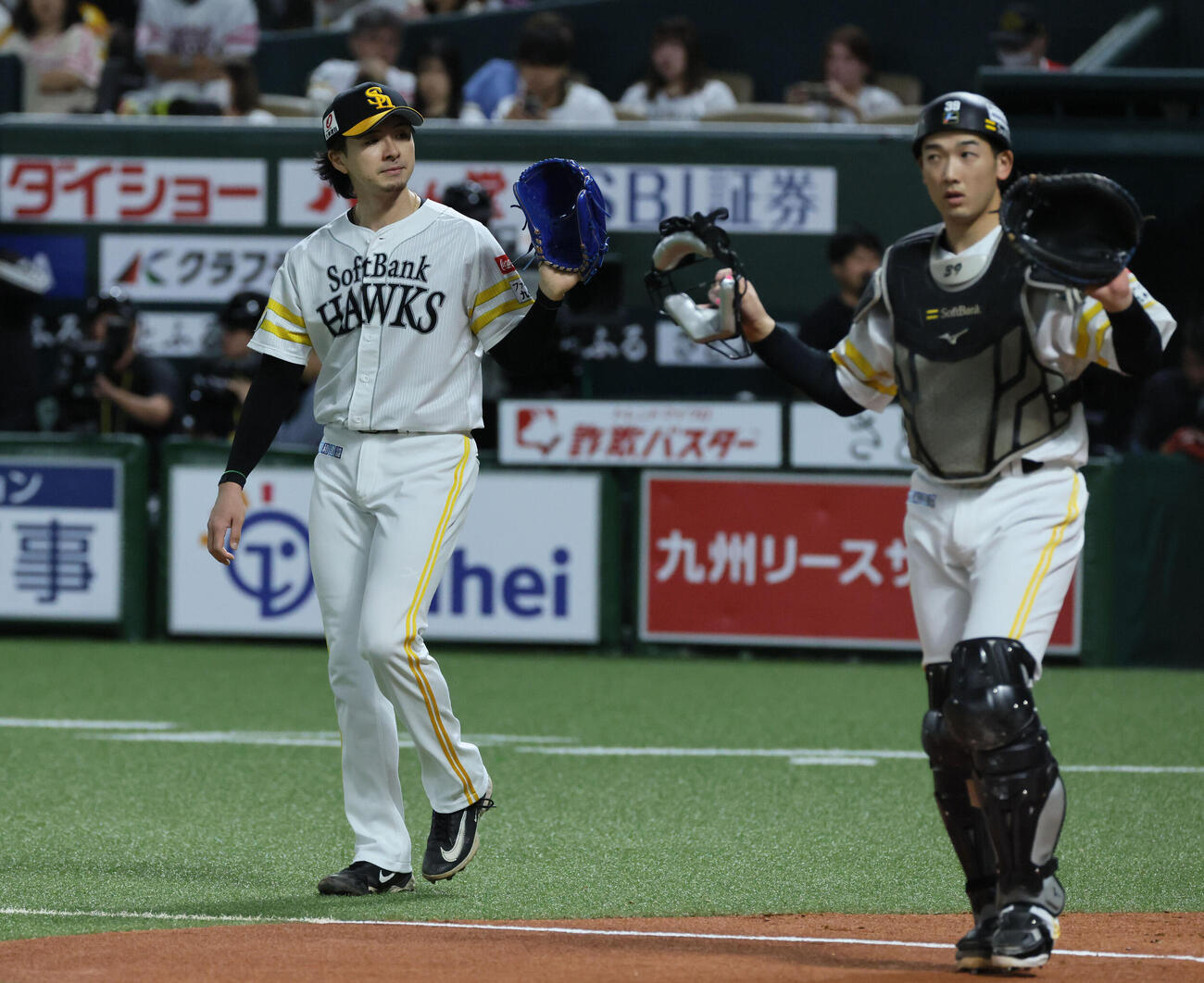 ソフトバンク対日本ハム　1回表日本ハム無死一、二塁、清宮幸太郎に先制左前適時打を浴びた上沢直之（左）と山本祐大（撮影・加藤孝規）
