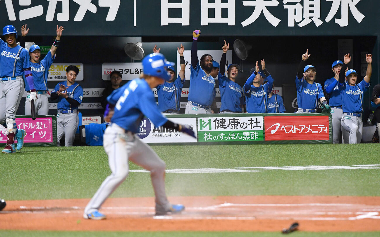 ソフトバンク対日本ハム　1回表日本ハム無死一、二塁、清宮幸太郎が先制適時打を放ち、歓喜する日本ハムナイン（撮影・岩下翔太）