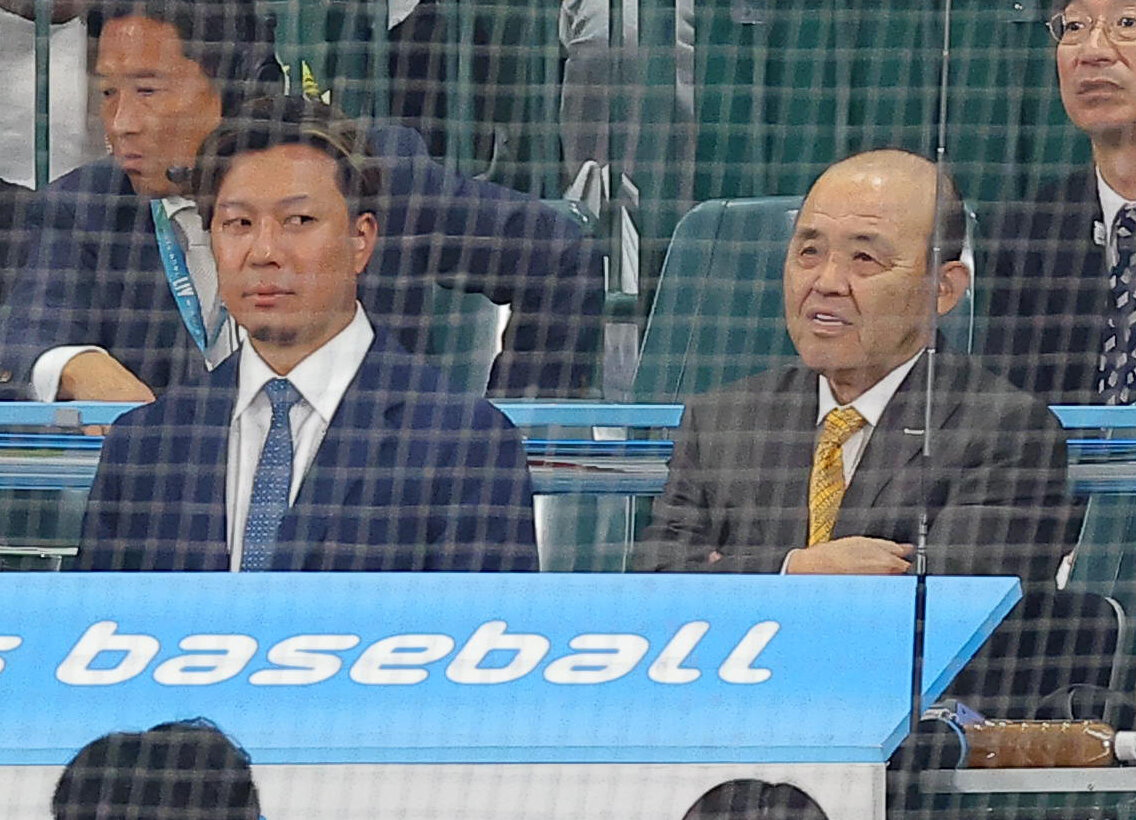 阪神対DeNA　テレビ解説をする岡田彰布オーナー付顧問（右）と中日・大野雄大（撮影・上田博志）