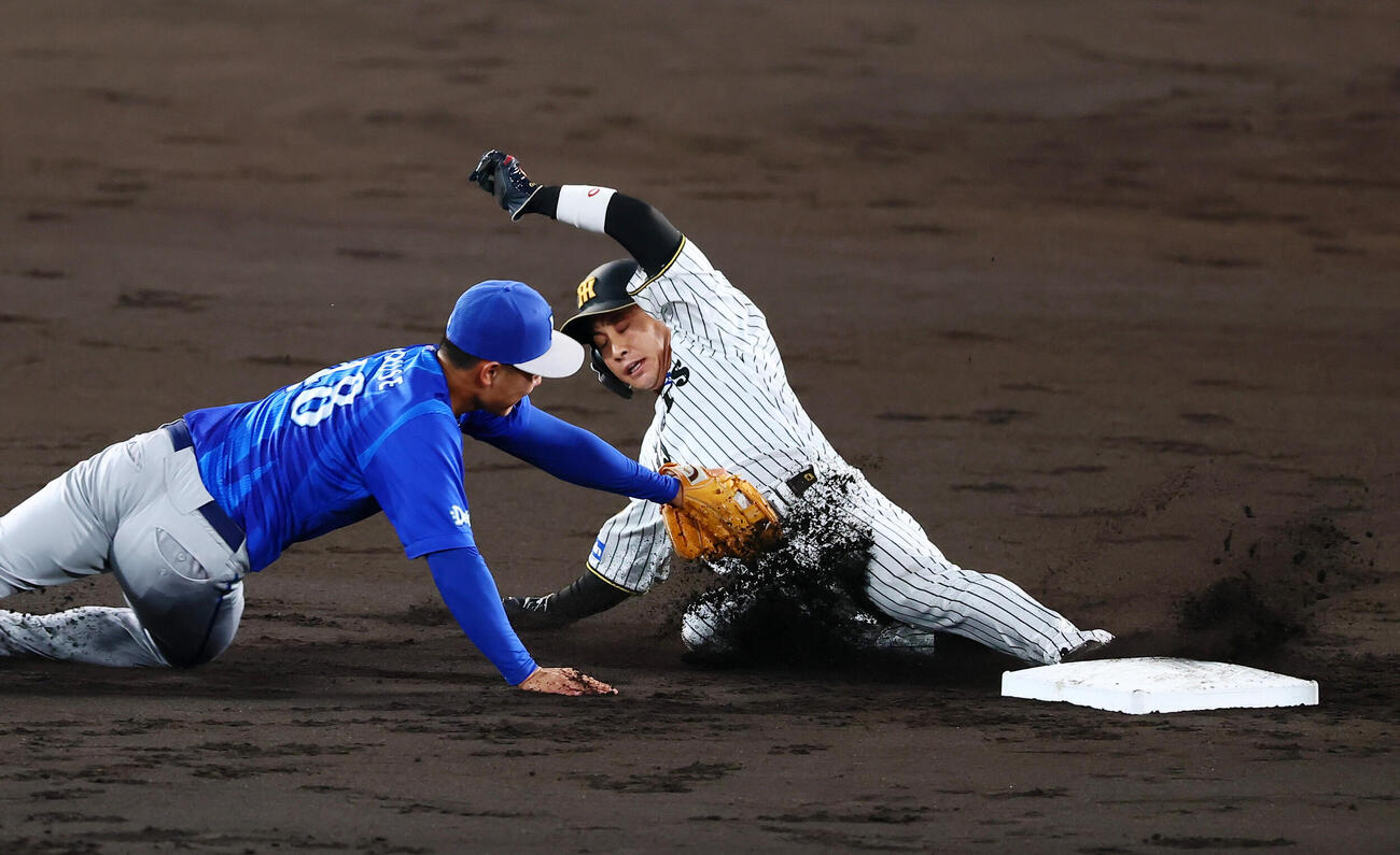 阪神対DeNA 2回裏阪神無死一塁、一走木浪聖也は二塁盗塁を決める。野手成瀬脩人（撮影・加藤哉）