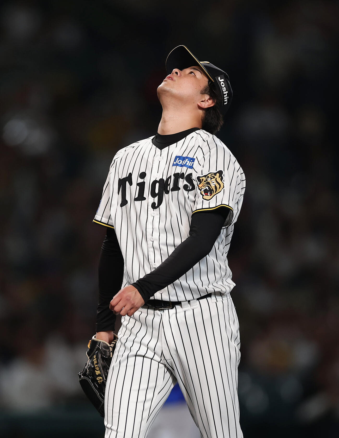 阪神対DeNA 1回表を投げ終え、天を仰ぎながらベンチへ戻る阪神高橋遥人（撮影・前田充）