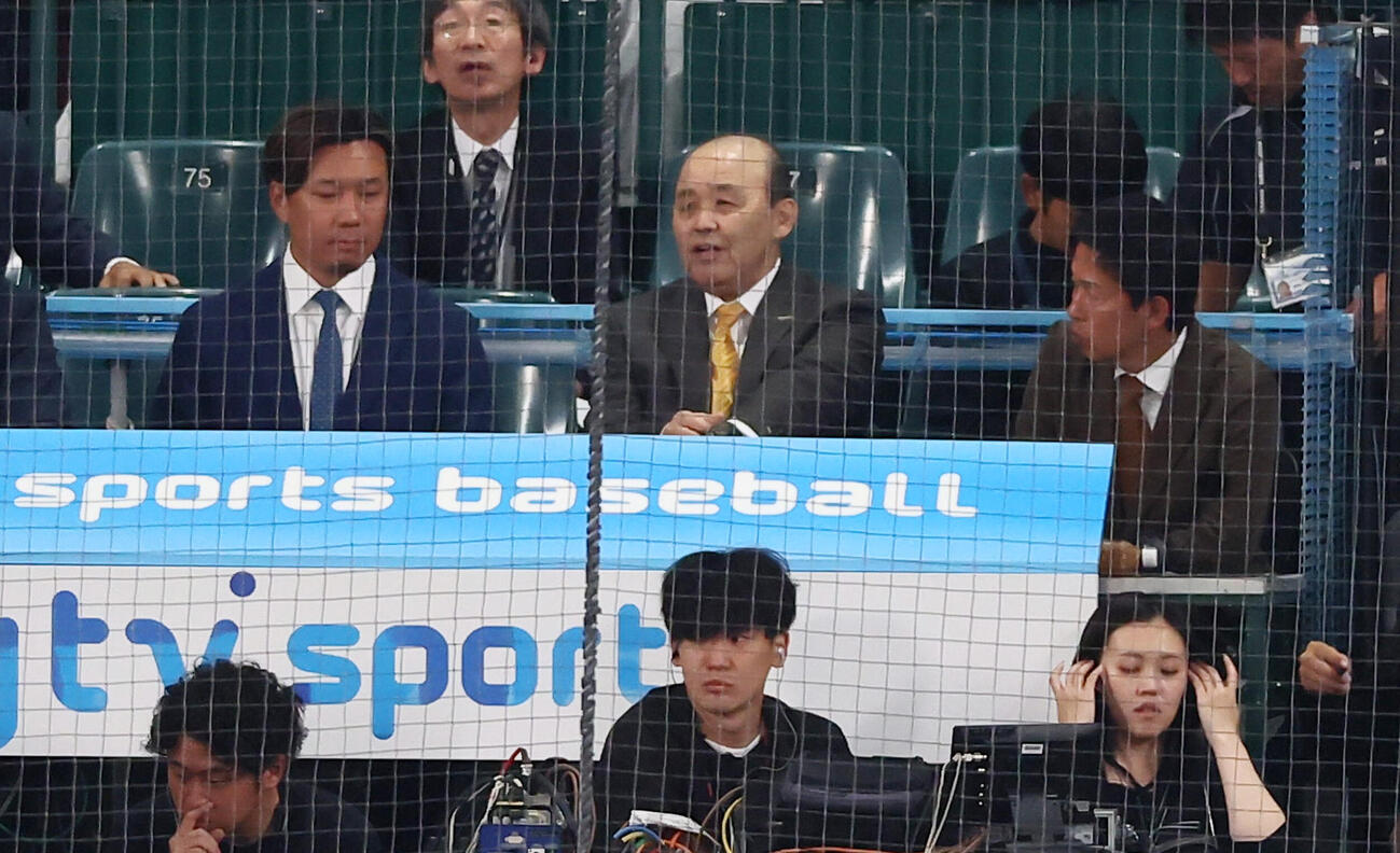 阪神対DeNA　テレビ中継の解説をする阪神岡田彰布オーナー付顧問。左は中日大野雄大、右は赤星憲広氏（撮影・加藤哉）
