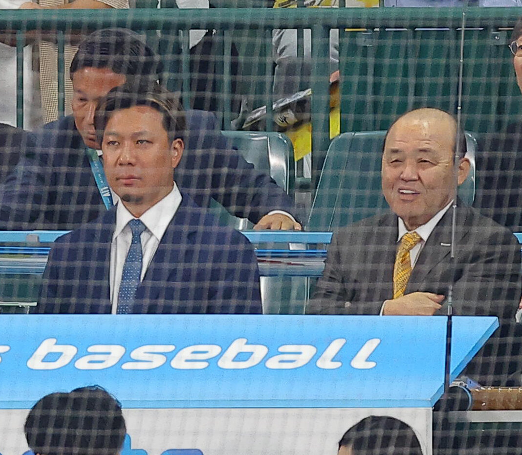 阪神対DeNA　テレビ解説をする岡田彰布オーナー付顧問（右）と中日・大野雄大（撮影・上田博志）