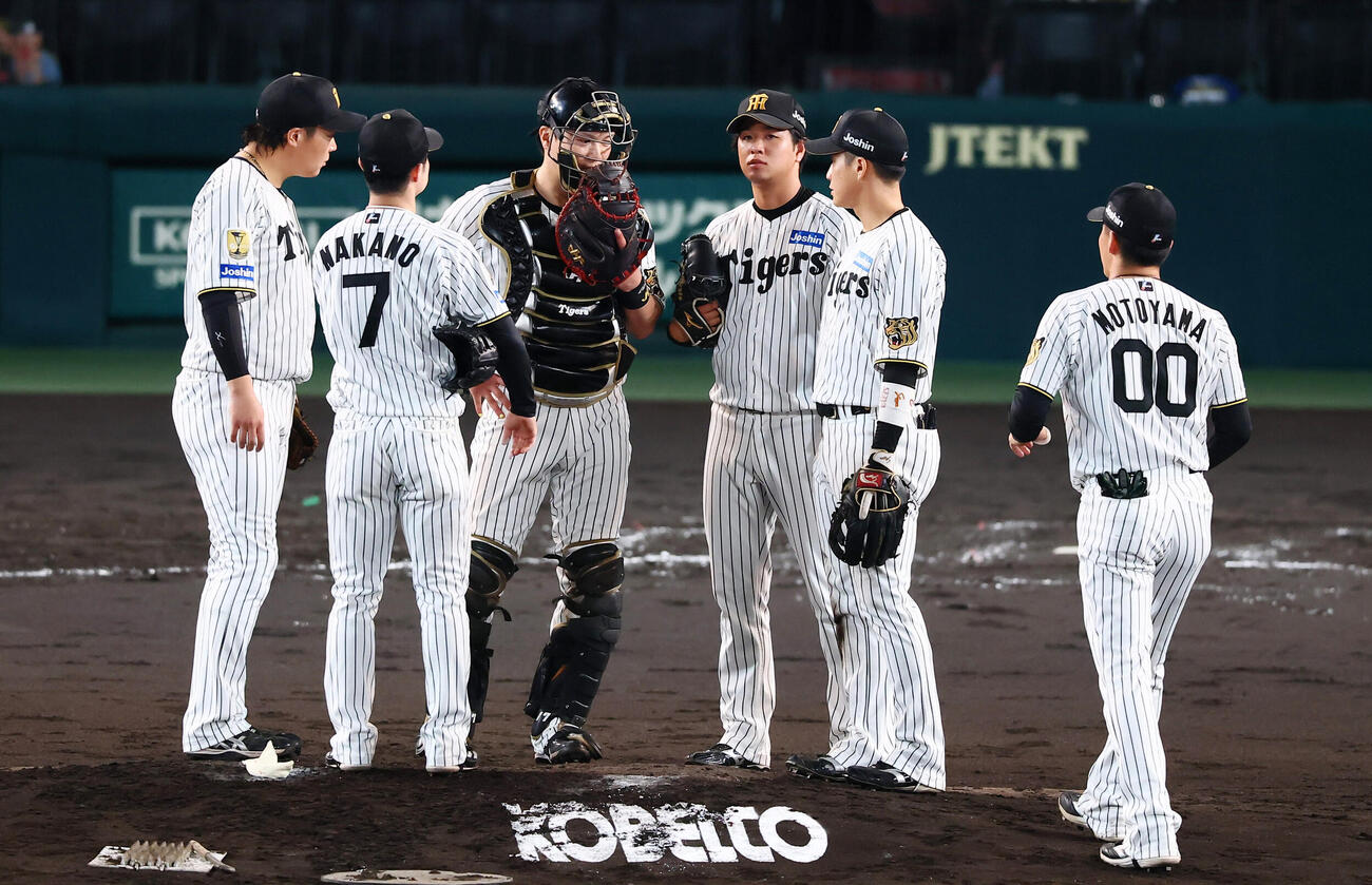 阪神対DeNA 5回表DeNA1死一、二塁、マウンドの高橋遥人（右）のもとへ集まる捕手伏見寅威（左）ら阪神ナイン（撮影・加藤哉）