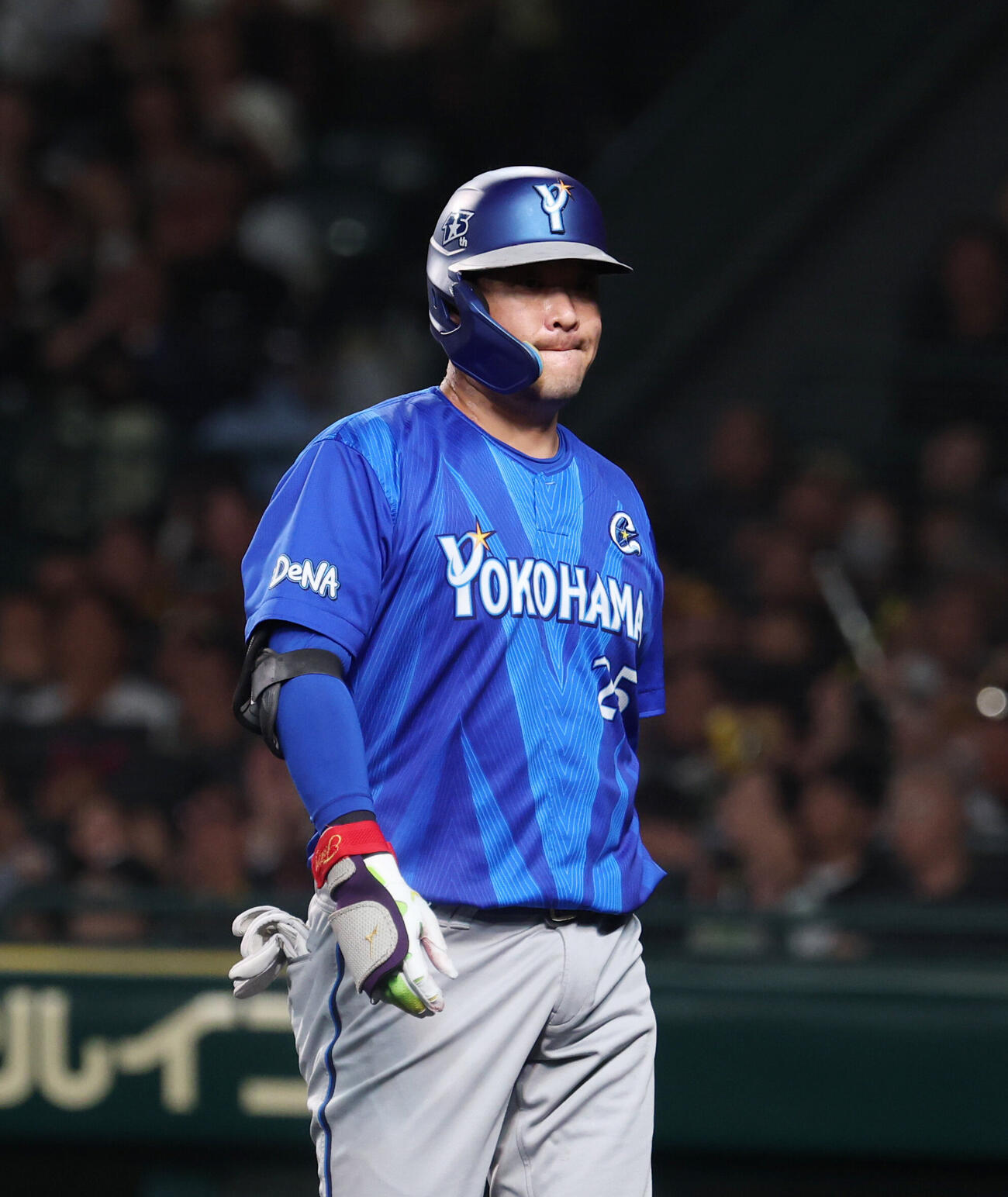 阪神対DeNA 5回表DeNA1死一、二塁、三振に倒れ悔しい表情を見せる筒香嘉智（撮影・増田悦実）