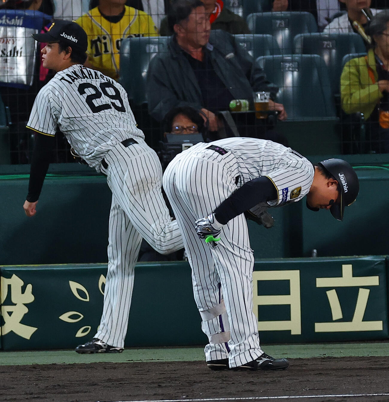 阪神対DeNA 6回裏阪神2死、二ゴロに倒れた森下翔太は右太もも裏を手で押さえる（撮影・上田博志）