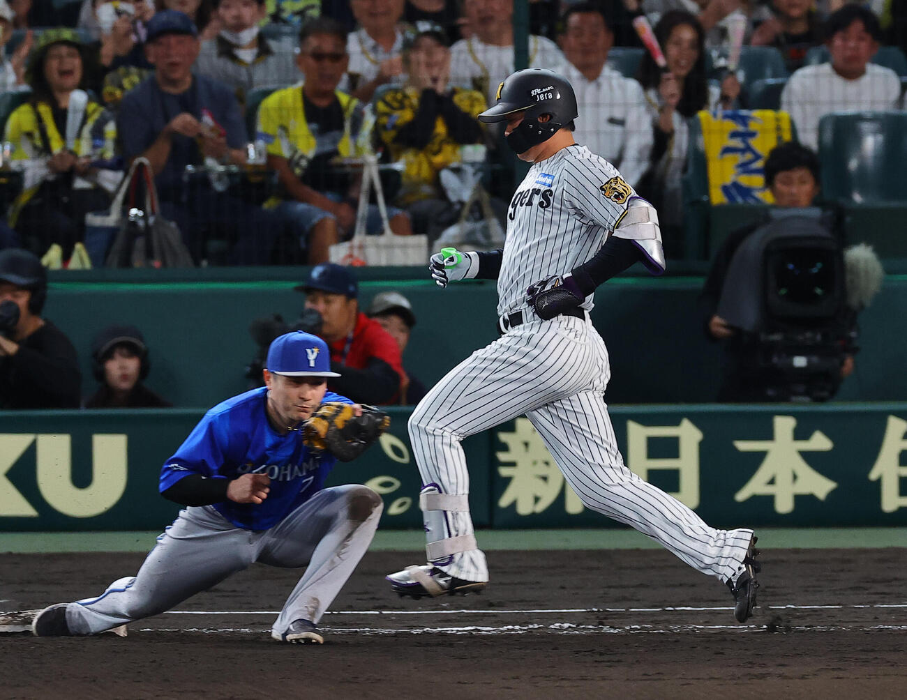 阪神対DeNA 6回裏阪神2死、二ゴロに倒れた森下翔太（撮影・上田博志）