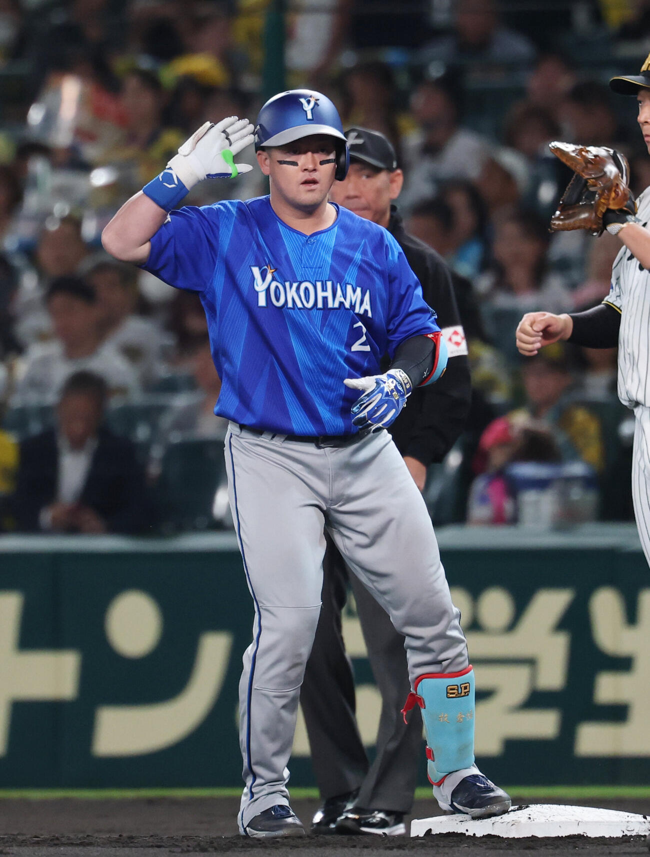 阪神対DeNA 1回表DeNA1死、安打を放ちポーズをする牧秀悟（撮影・増田悦実）