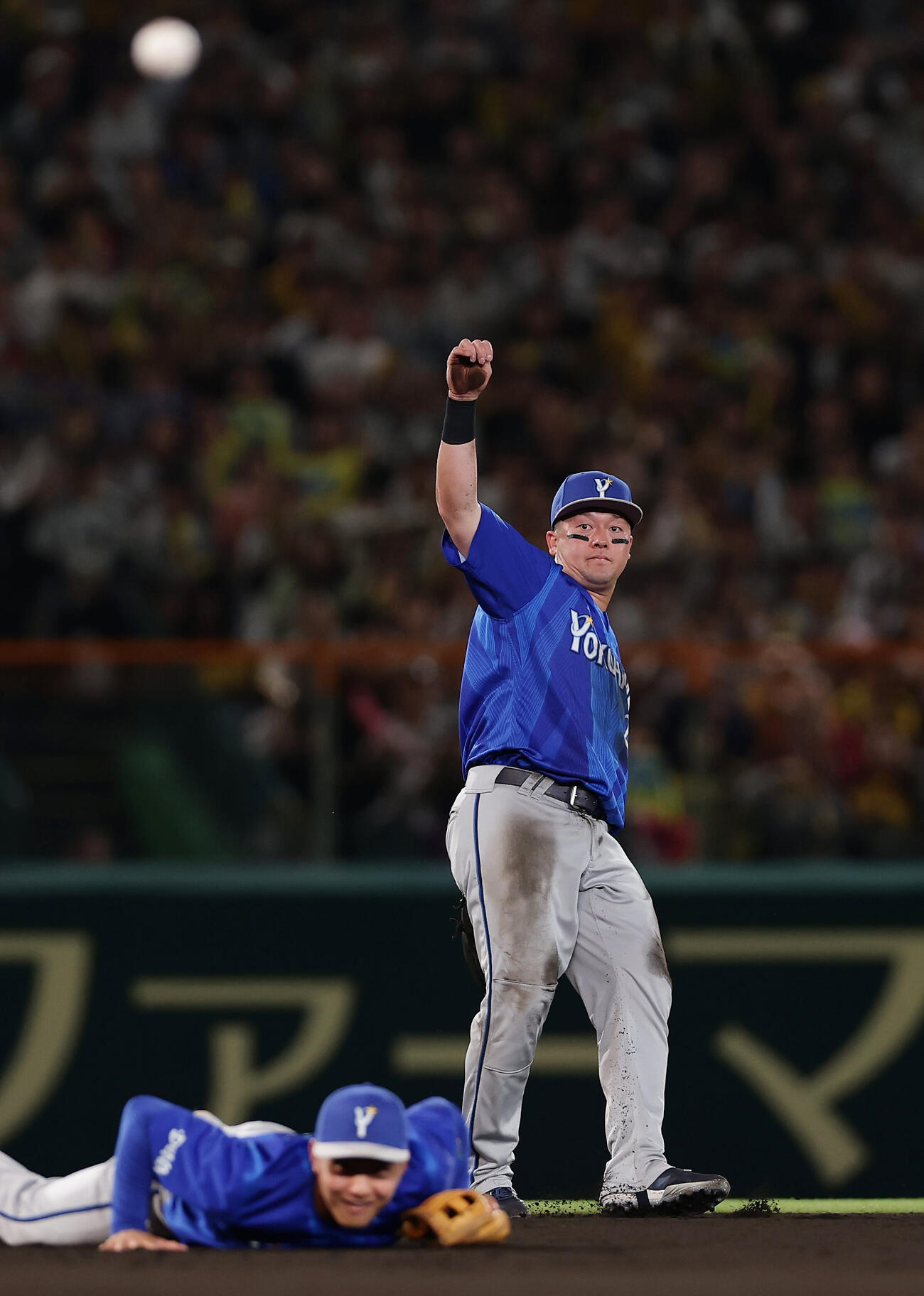 阪神対DeNA 6回裏阪神2死、森下翔太の打球で好守を見せた二塁手牧秀悟（右）（撮影・前田充）