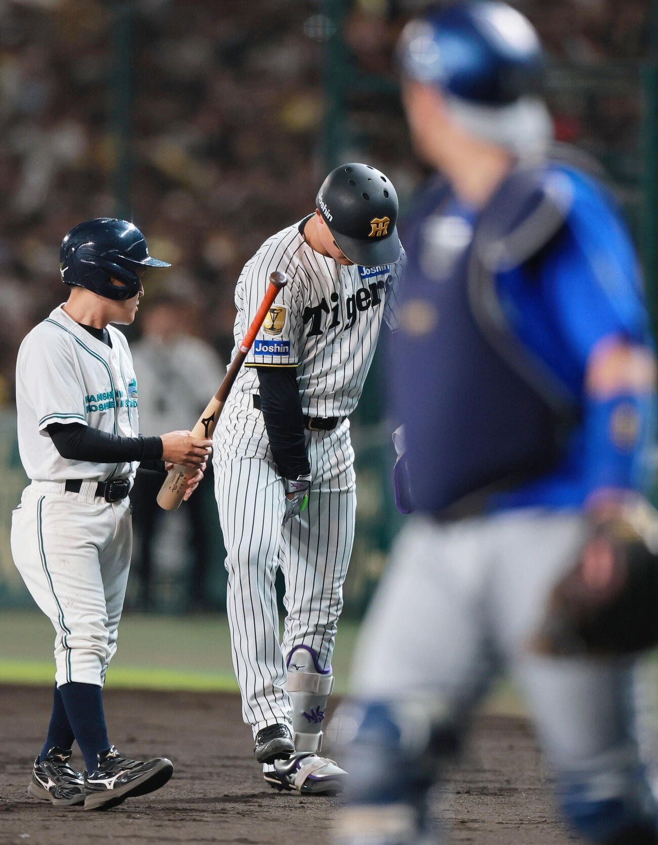 阪神対DeNA 6回裏阪神2死、二ゴロに倒れた森下翔太は足を気にする（撮影・上山淳一）