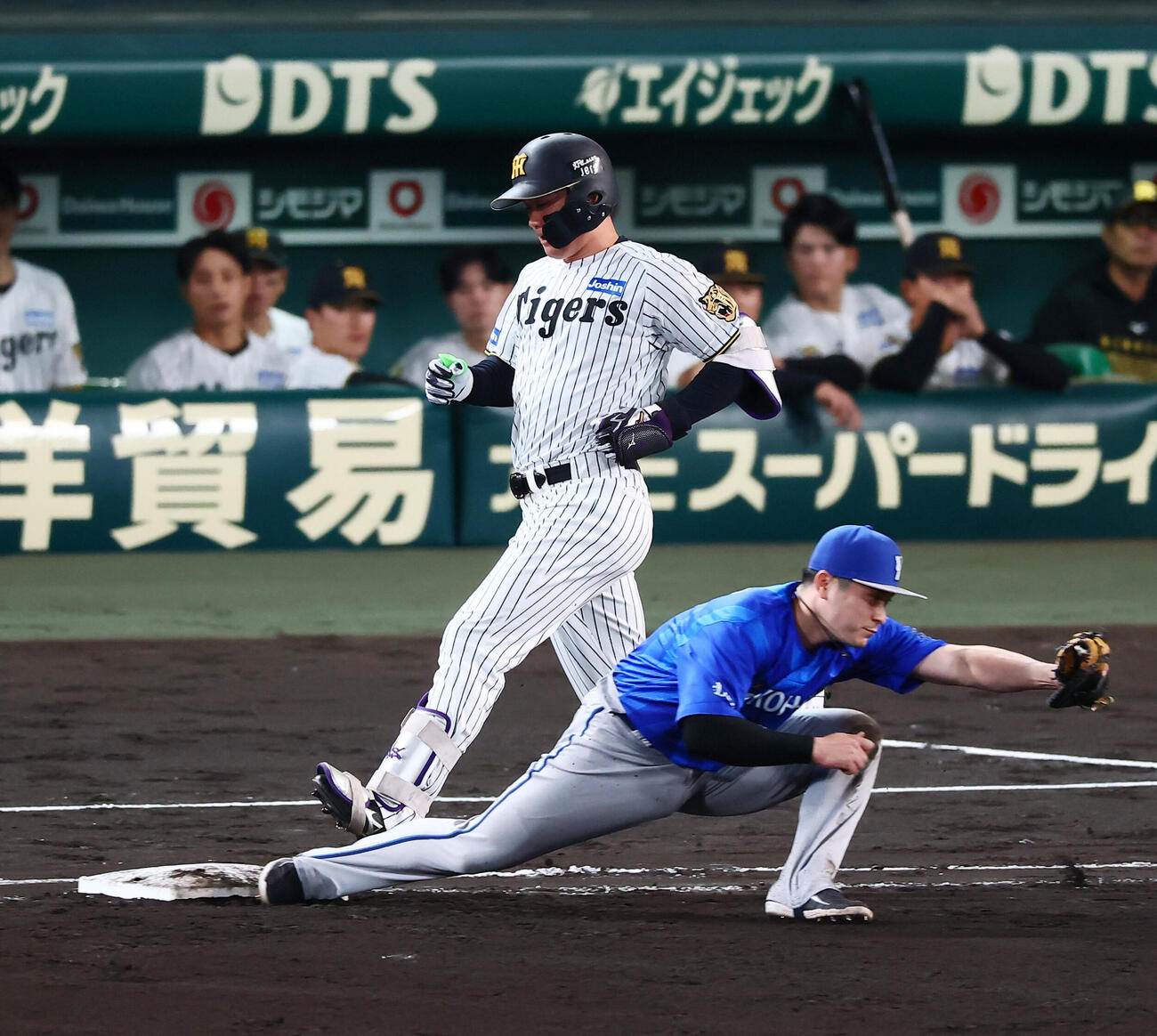 阪神対DeNA 6回裏阪神2死、森下翔太は二ゴロに倒れる。一塁手佐野恵太（撮影・加藤哉）