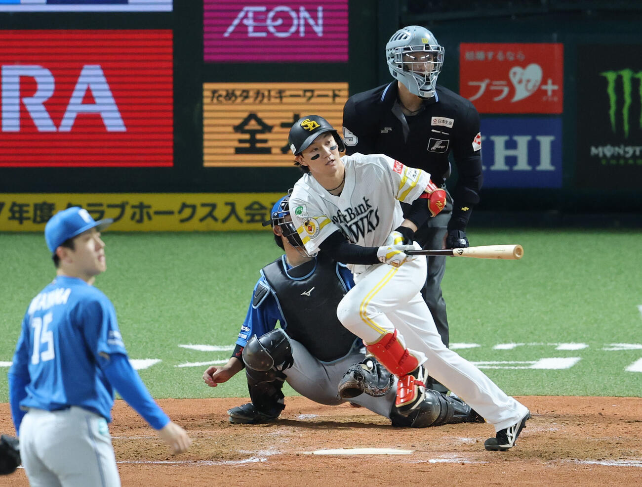 ソフトバンク対日本ハム　3回裏ソフトバンク無死三塁、正木智也は左越え適時二塁打を放つ（撮影・梅根麻紀）