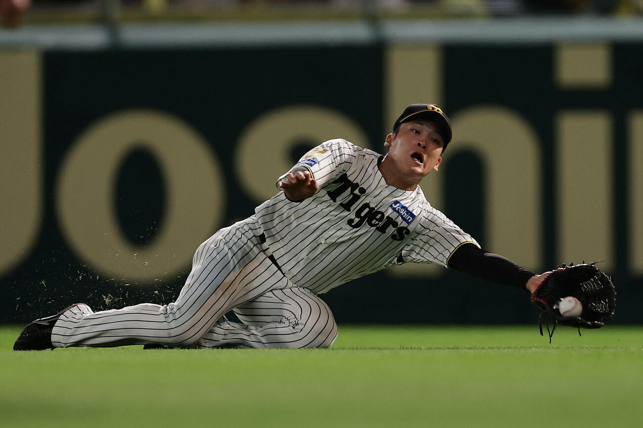 阪神対DeNA 7回表DeNA2死二塁、蝦名達夫の飛球を好捕する右翼手高寺望夢（撮影・前田充）
