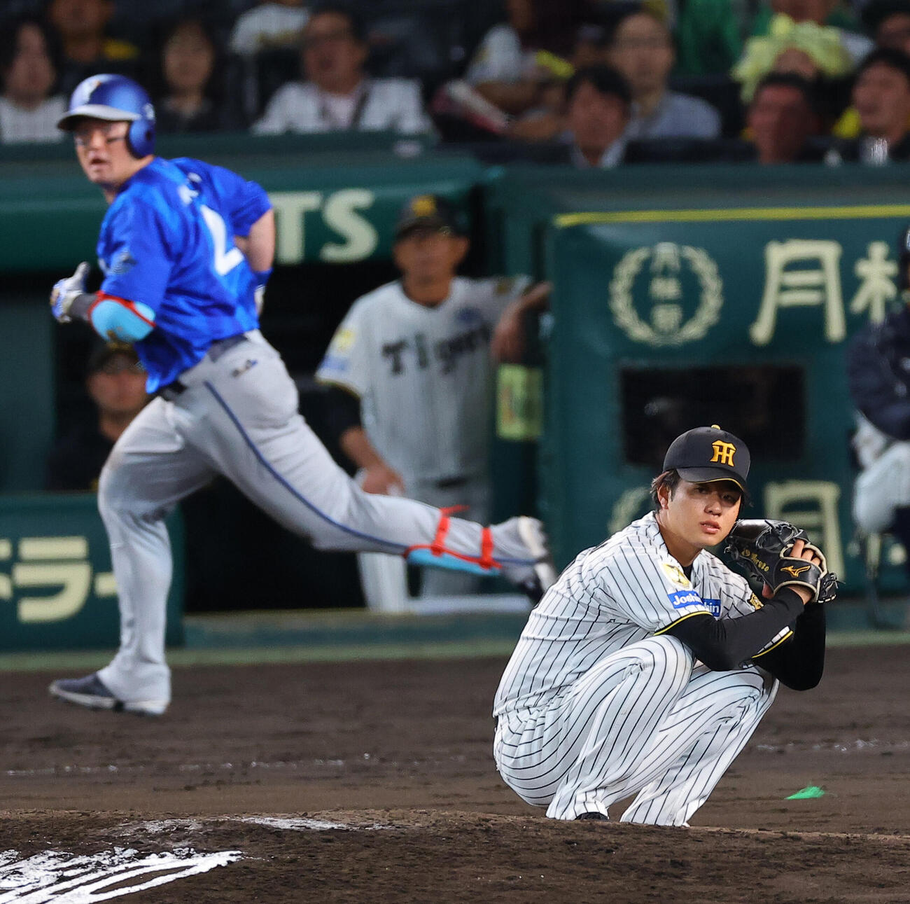 阪神対DeNA 8回表DeNA2死、牧秀悟（左）に先制本塁打を浴びた高橋遥人はマウンドに座り込む（撮影・上田博志）