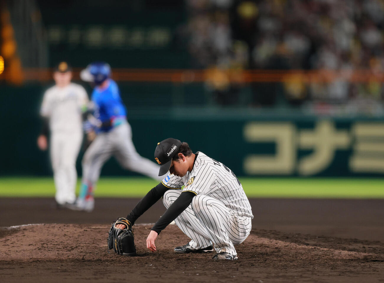 阪神対DeNA 8回表DeNA2死、高橋遥人（手前）は牧秀悟にソロ本塁打を浴び落胆する（撮影・上山淳一）