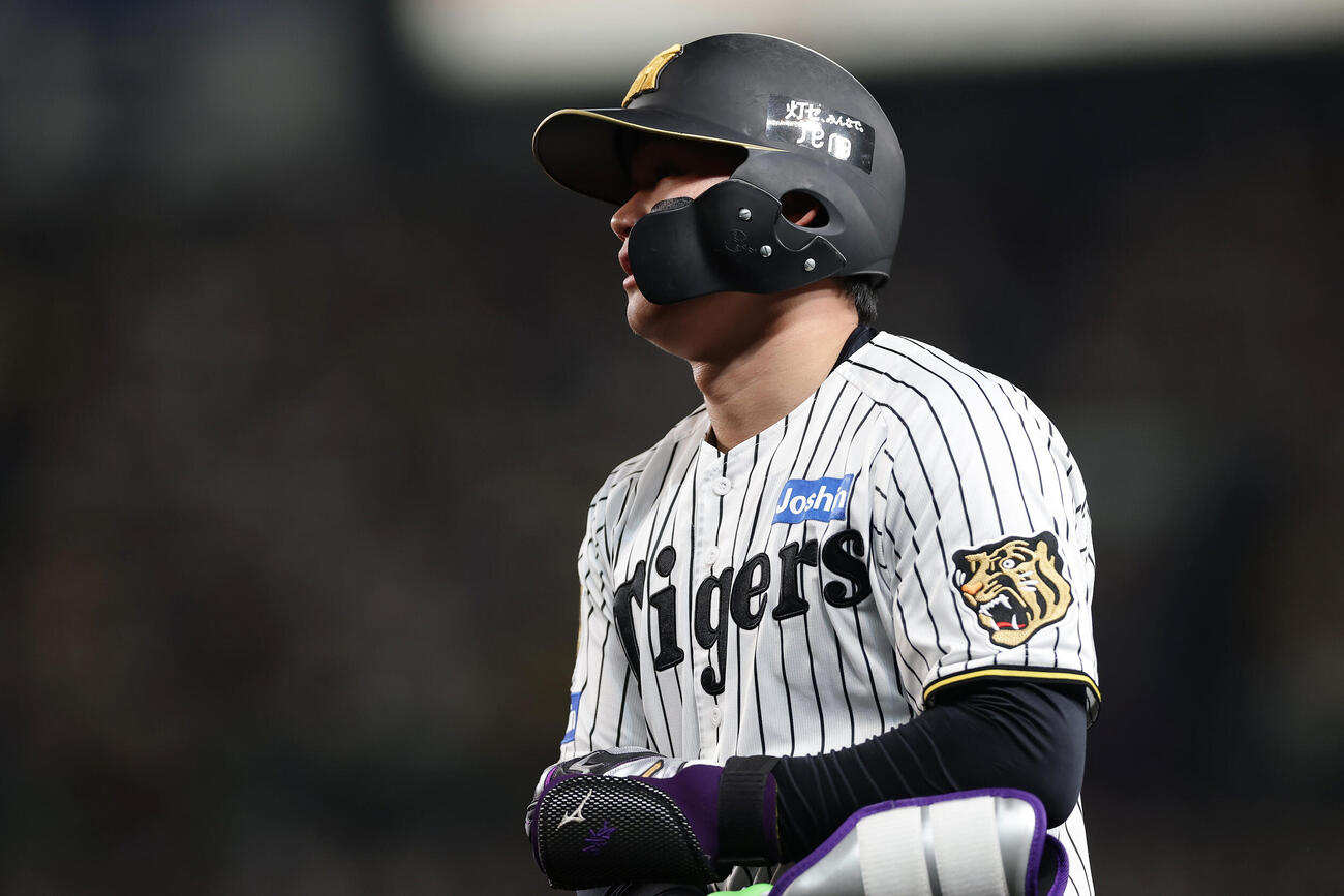 阪神対DeNA 6回裏阪神2死、二ゴロに倒れた森下翔太（撮影・前田充）