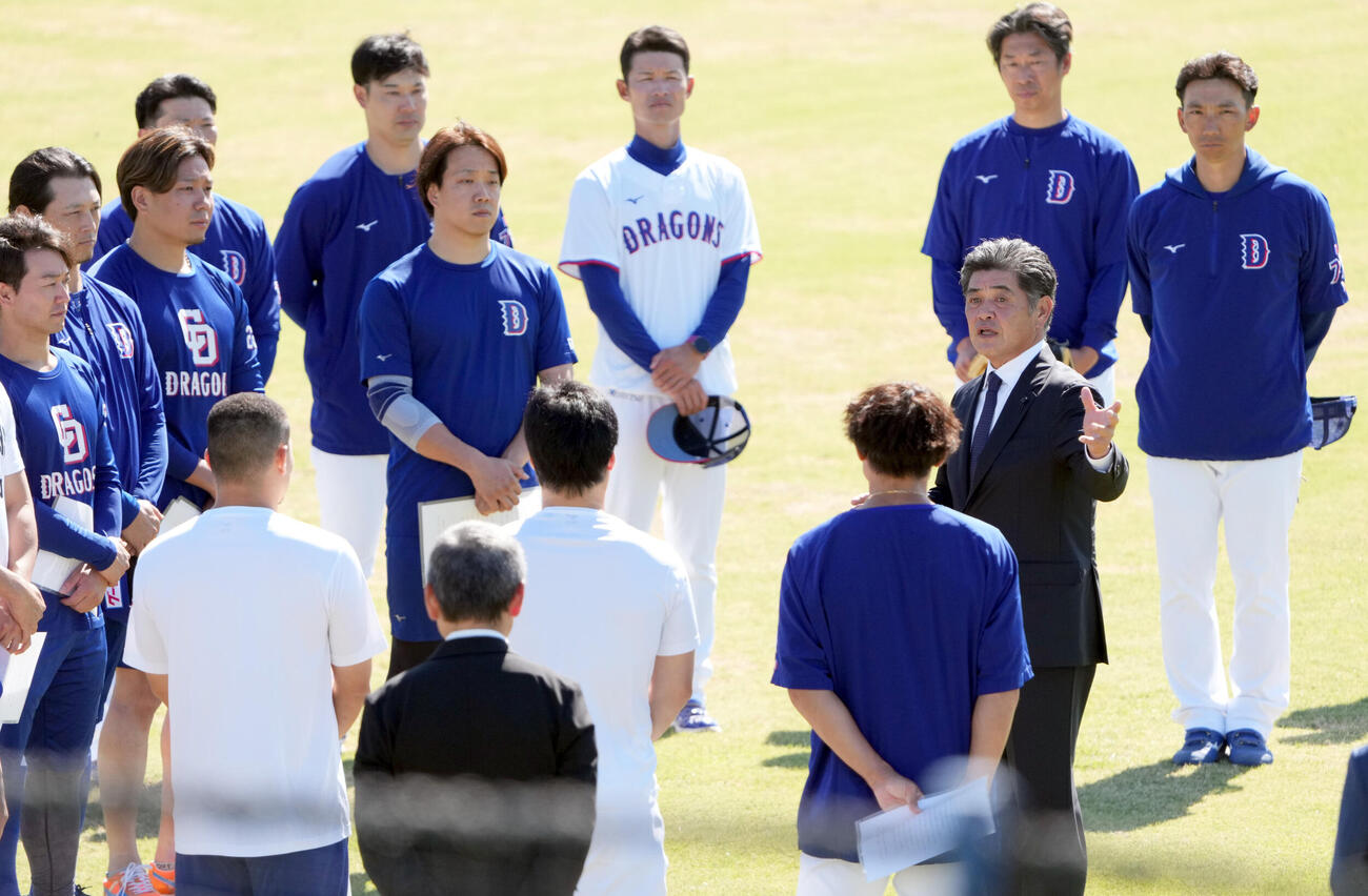 会見後、ナゴヤ球場へ移動しナインに話をする中日工藤公康監督（右から3人目）（撮影・森本幸一）