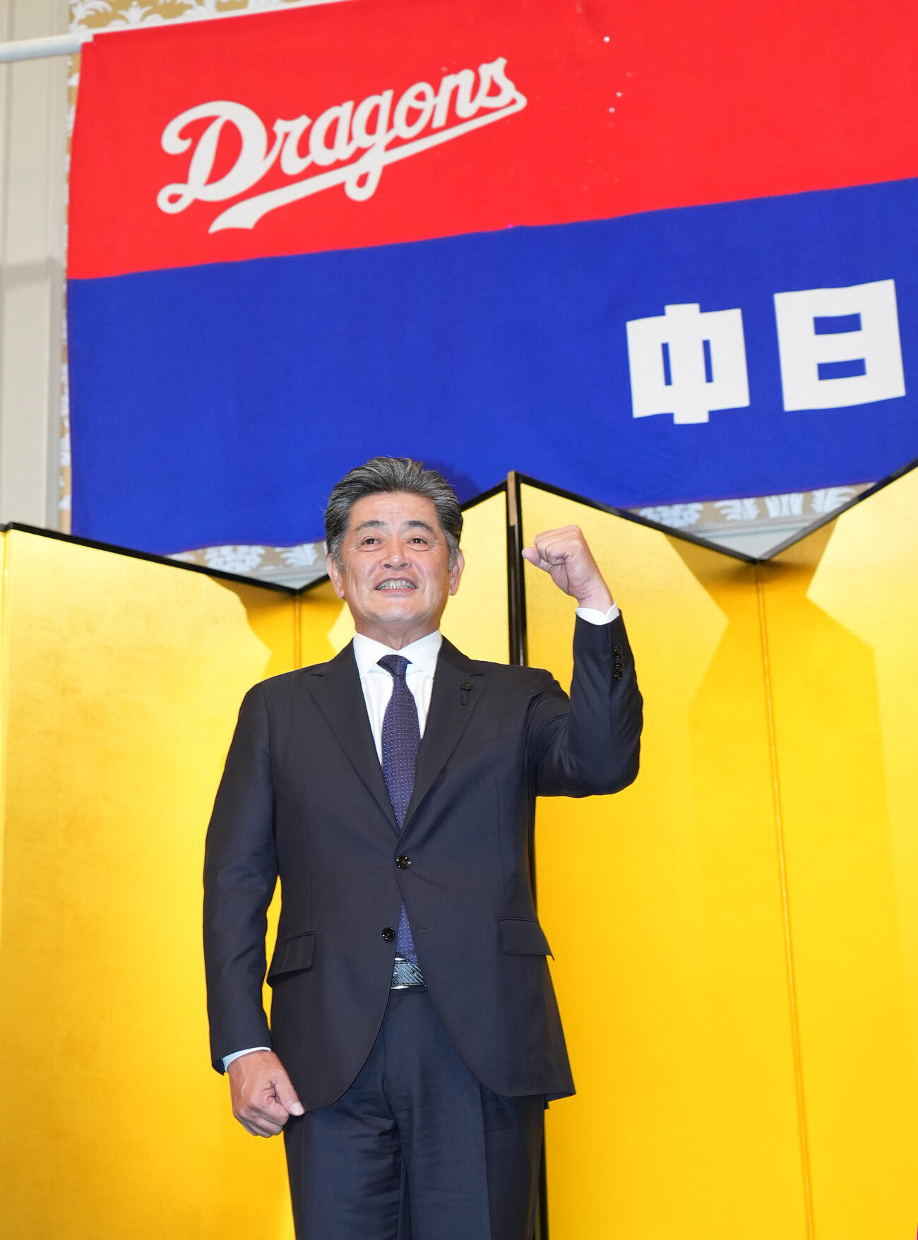 就任会見後のフォトセッションでポーズを決める中日工藤公康新監督（撮影・森本幸一）
