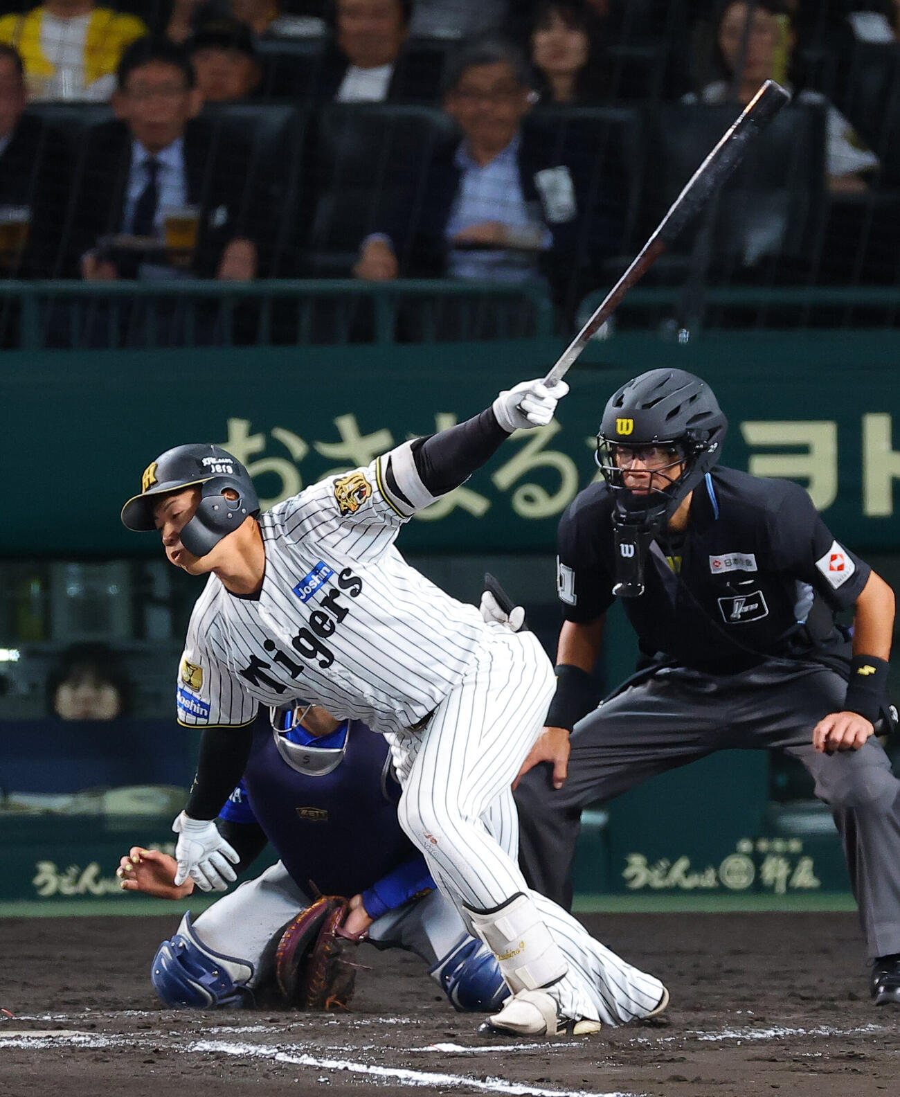 阪神対DeNA 7回裏阪神2死一、二塁、立石正広は三振に倒れる（撮影・上田博志）