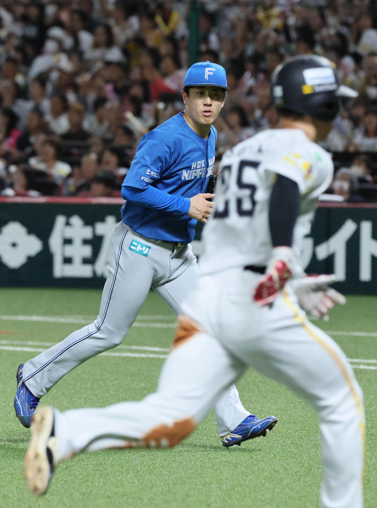 ソフトバンク対日本ハム　3回裏ソフトバンク無死三塁、正木智也に左越え適時二塁打を浴びた北山亘基。右は庄司雄大（撮影・加藤孝規）