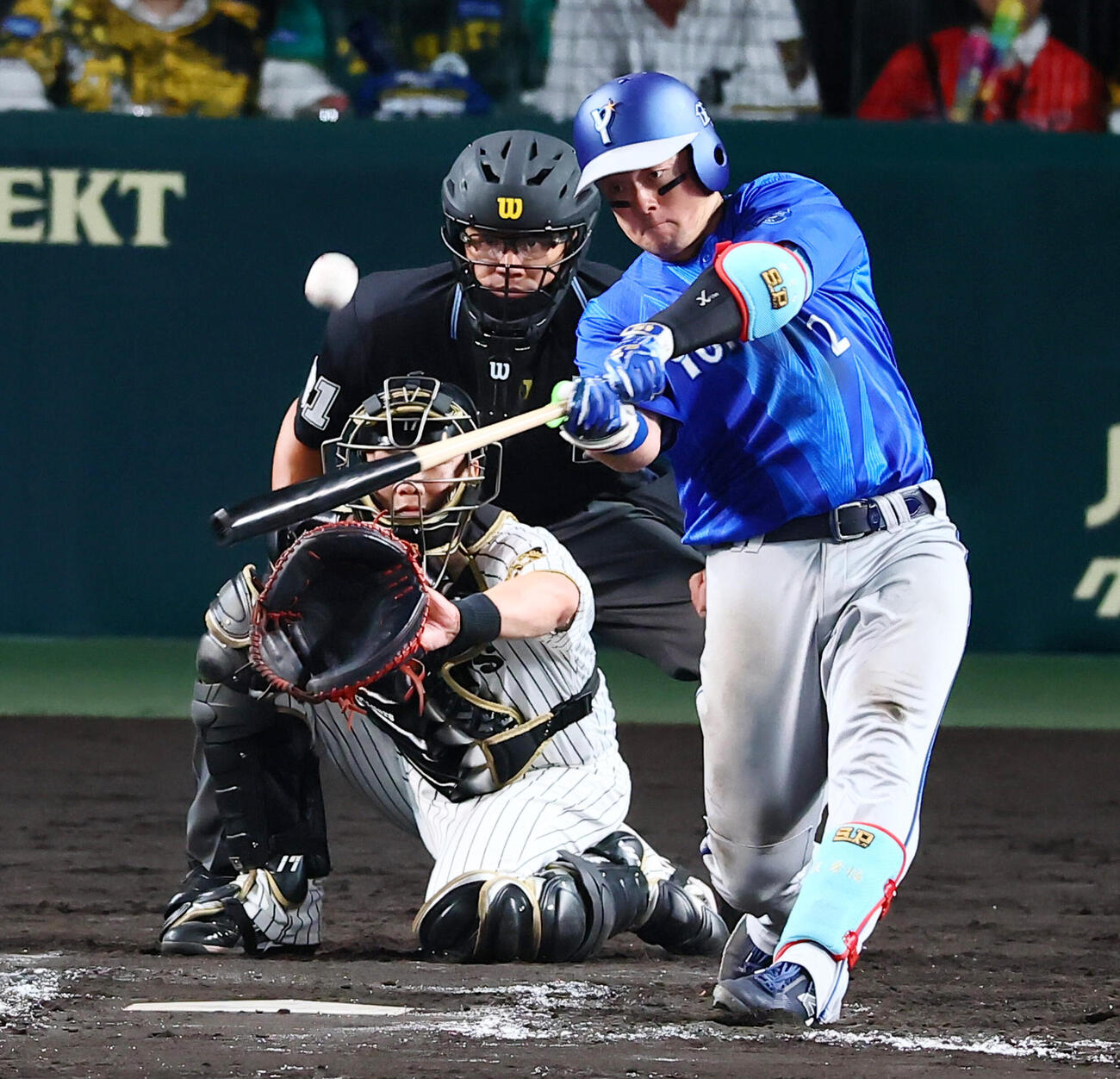 阪神対DeNA 8回表DeNA2死、牧秀悟は左中間へソロ本塁打を放つ（撮影・加藤哉）