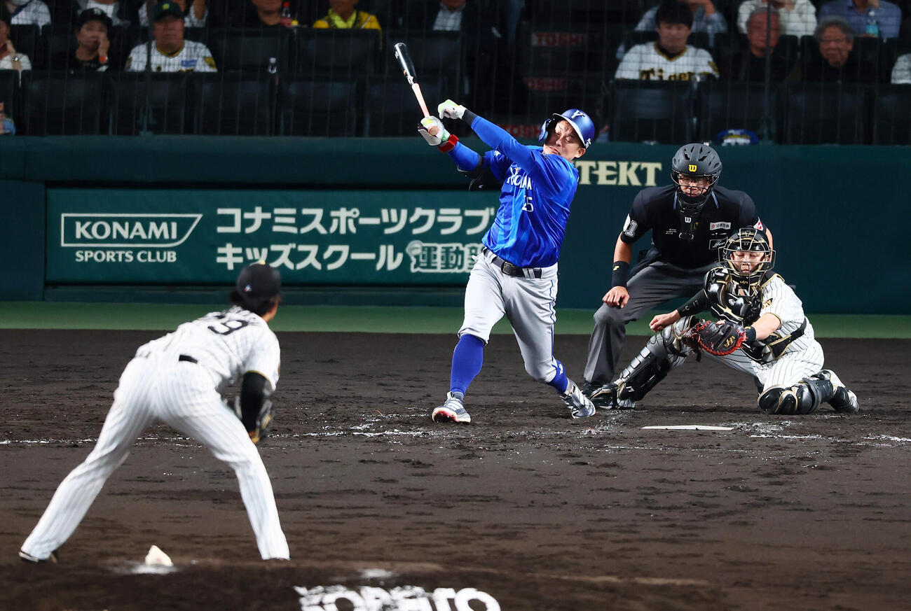 阪神対DeNA 5回表DeNA1死一満塁、代打筒香嘉智は三振に倒れる。投手高橋遥人（撮影・加藤哉）