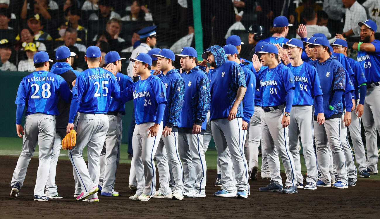 阪神対DeNA　阪神に連勝しタッチするDeNAナイン（撮影・加藤哉）