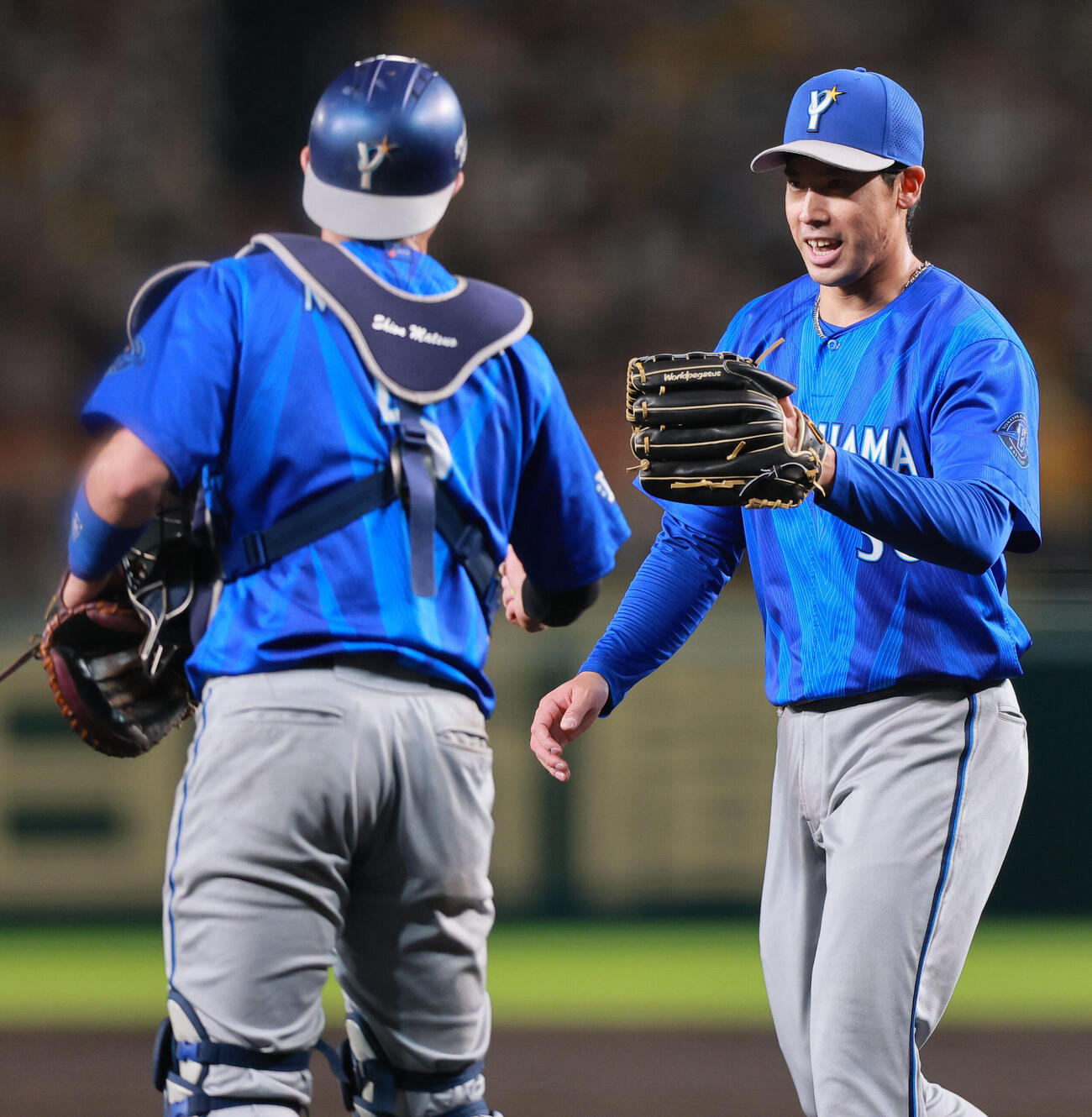 阪神対DeNA 2回裏を無失点で投げ終えベンチに引き揚げる尾形崇斗（右）と捕手松尾汐恩（撮影・上山淳一）