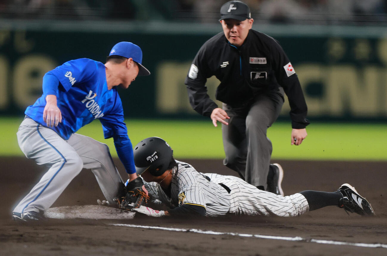 阪神対DeNA 9回裏阪神1死一、二塁、二走植田海（右）は二盗を決める（撮影・上山淳一）