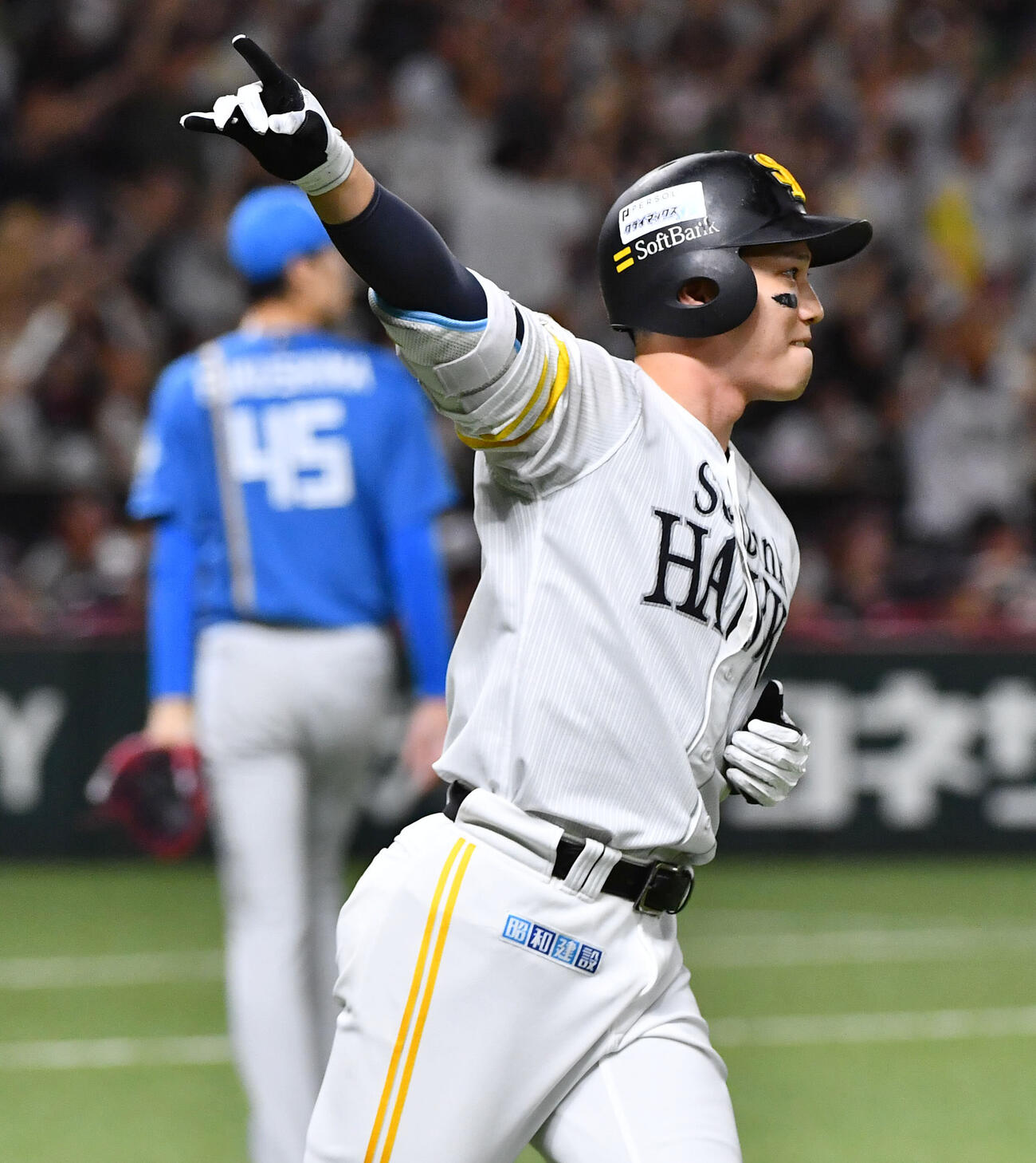 ソフトバンク対日本ハム　9回裏ソフトバンク1死満塁、福島蓮（左）からサヨナラ満塁本塁打を放った栗原陵矢（撮影・岩下翔太）