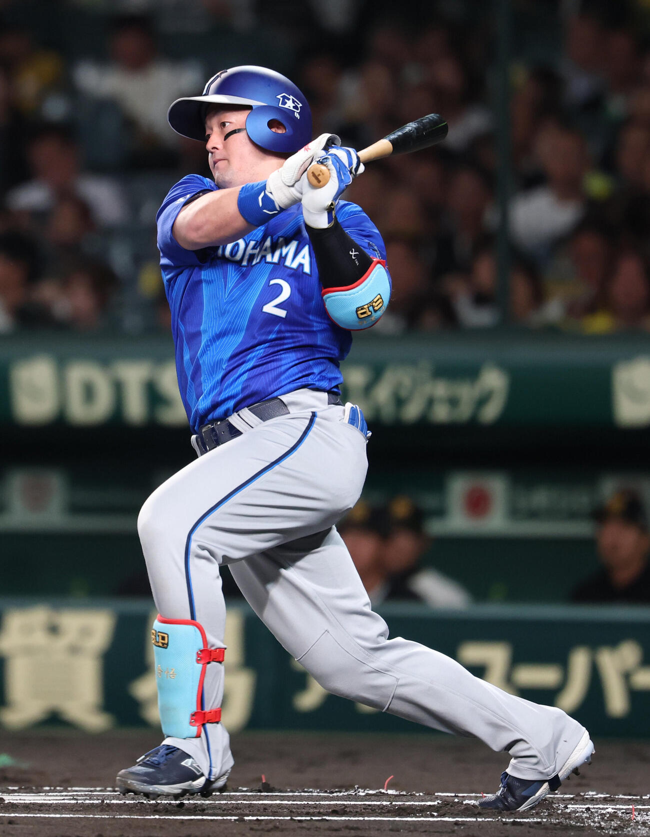 阪神対DeNA 1回表DeNA1死、安打を放つ牧秀悟（撮影・増田悦実）
